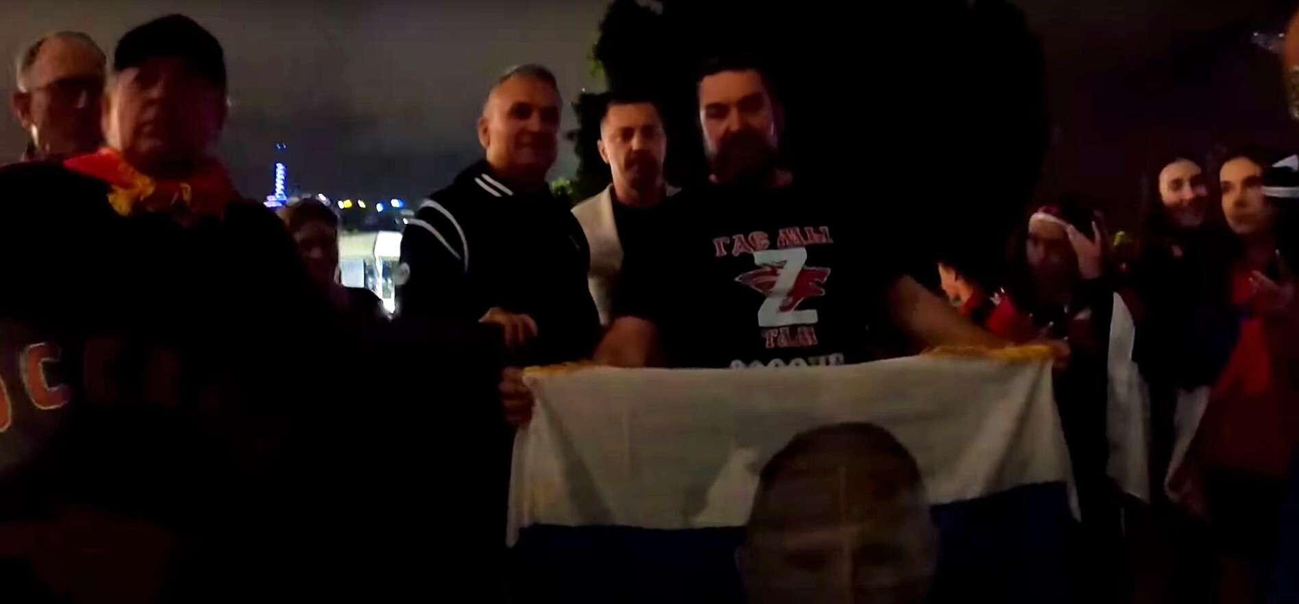 Le père de Novak Djokovic a posé avec des supporters de Poutine à l’Open d’Australie Le père de Novak Djokovic a posé avec des supporters de Poutine à l’Open d’Australie