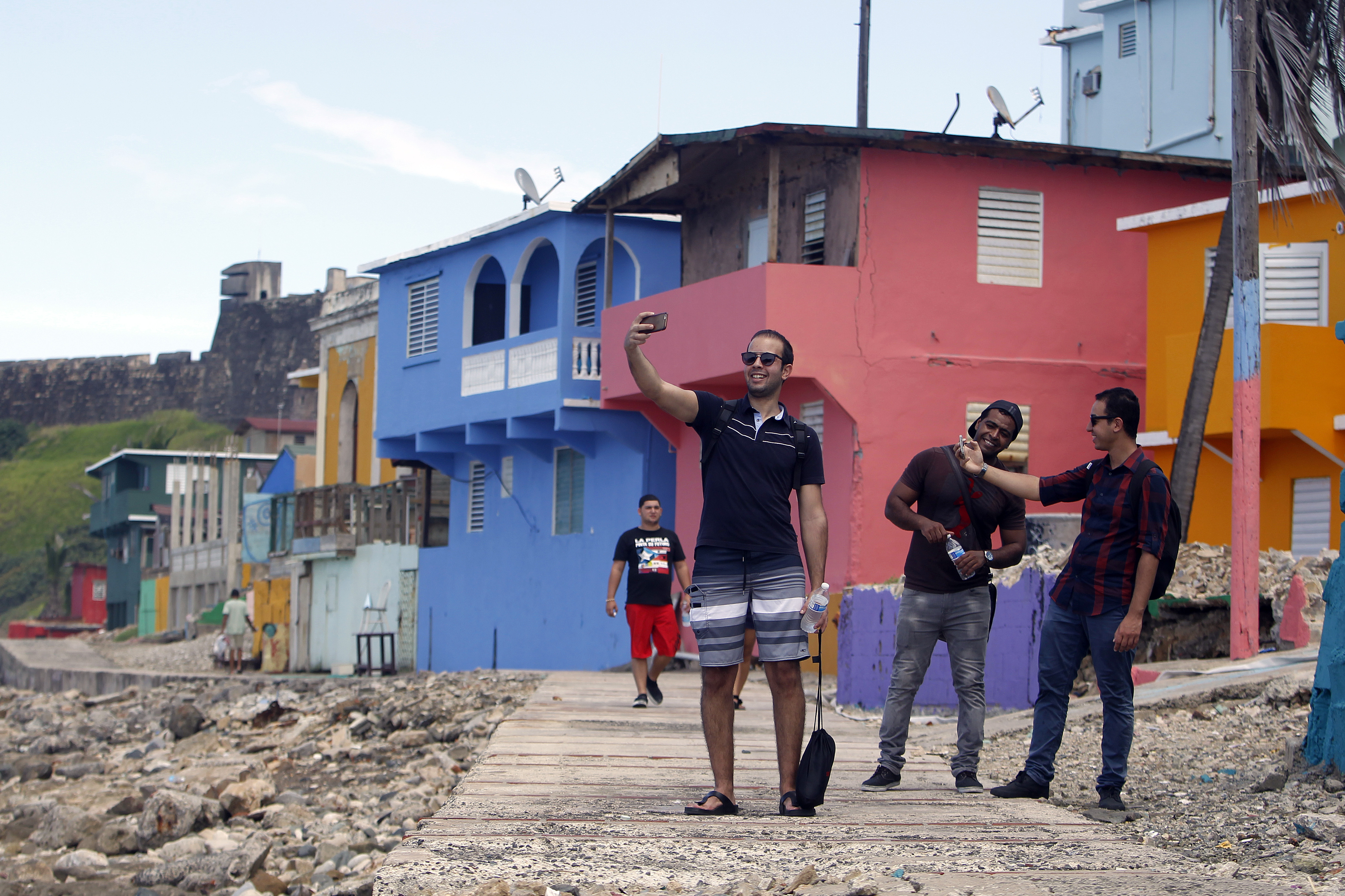 3 touristes poignardés à Porto Rico après avoir filmé un chariot de hamburgers 3 touristes poignardés à Porto Rico après avoir filmé un chariot de hamburgers