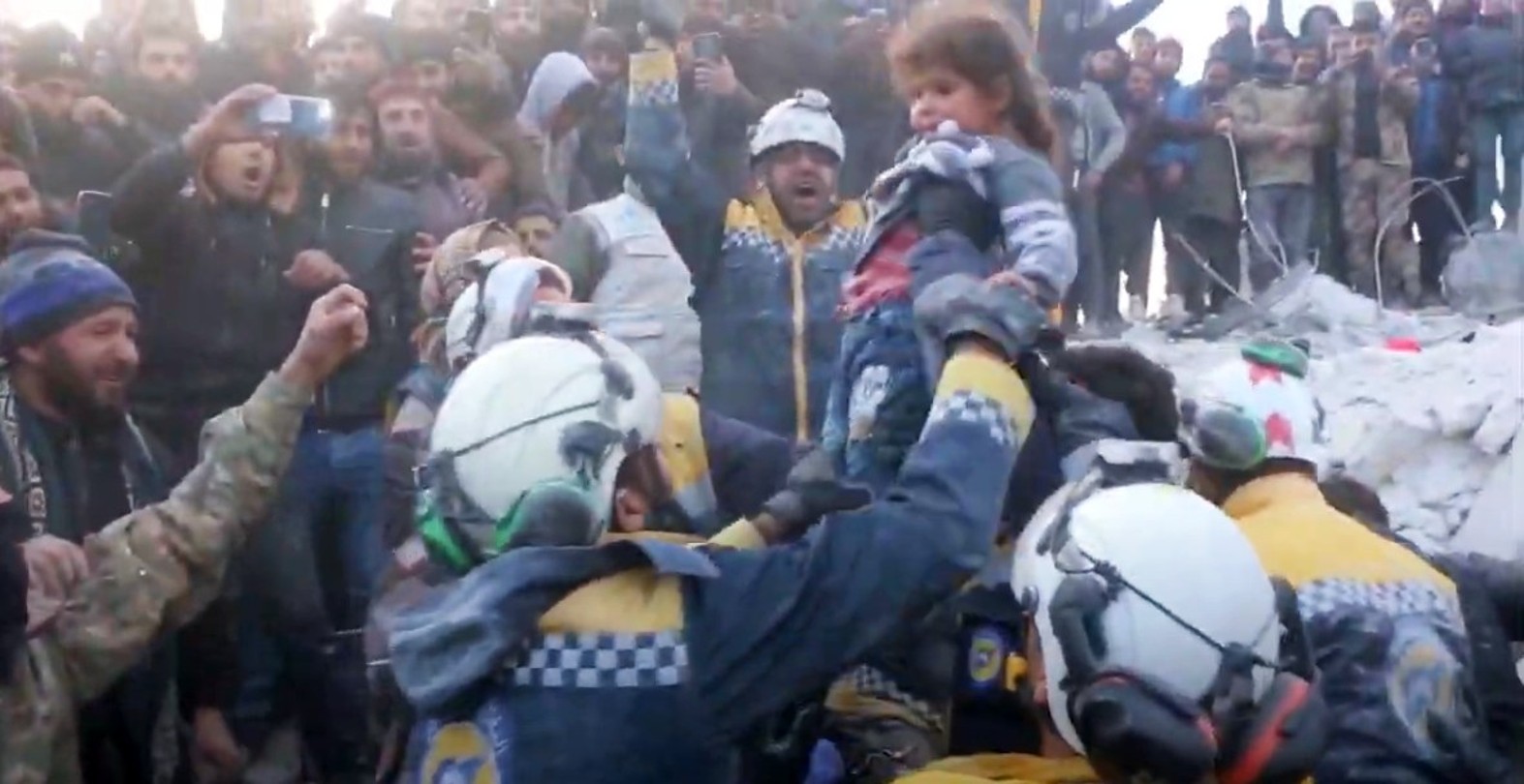 La foule applaudit alors que toute la famille est tirée des décombres en Syrie La foule applaudit alors que toute la famille est tirée des décombres en Syrie
