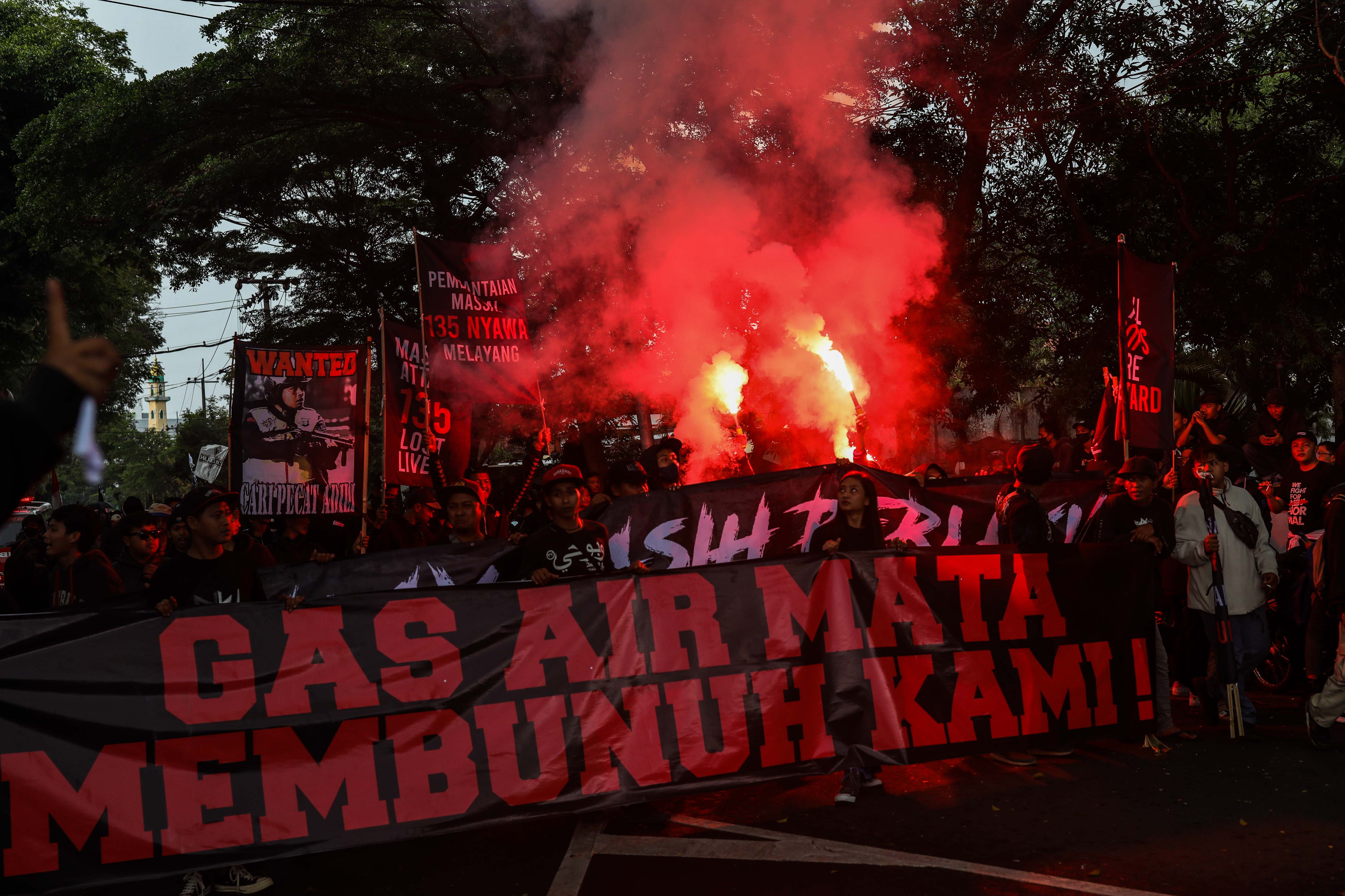 Danki Brimob Polda Jatim Akui Beri Perintah Tembak Gas Air Mata Ke ...