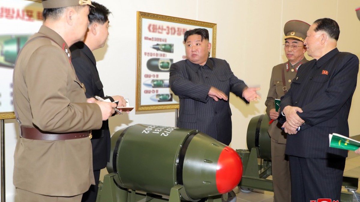 Kim Jong Un dévoile des mini armes nucléaires alors que le porte-avions américain arrive en Corée du Sud