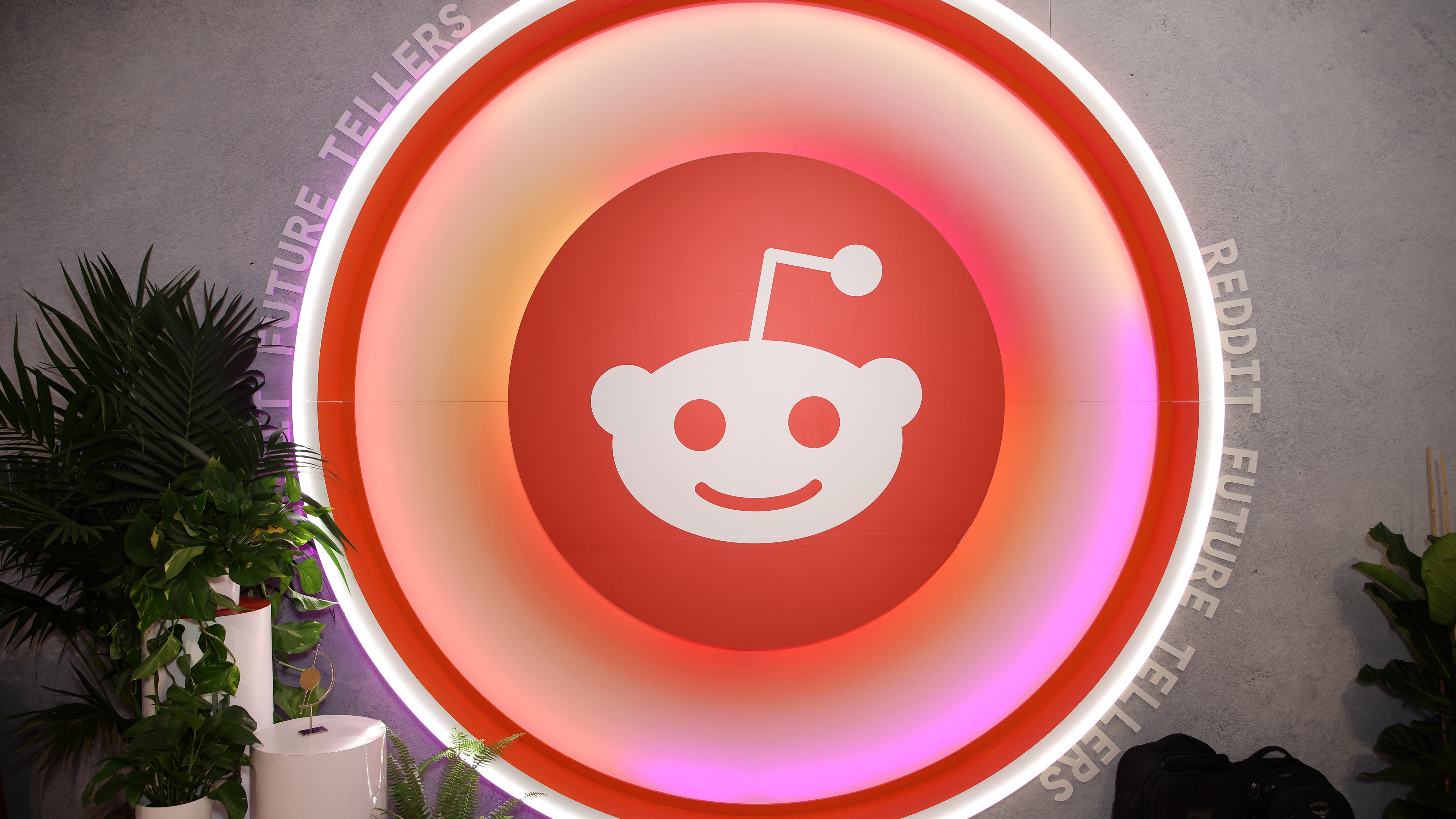 Reddit App Apollo to Shut Down Amid $20 Million API Spat