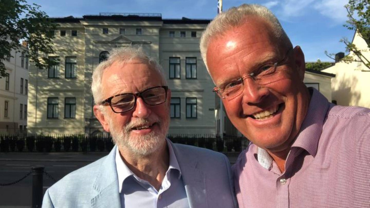 ‘I Had No Idea’: Corbyn Says He Didn’t Mean To Pose for Selfie With Neo-Nazi