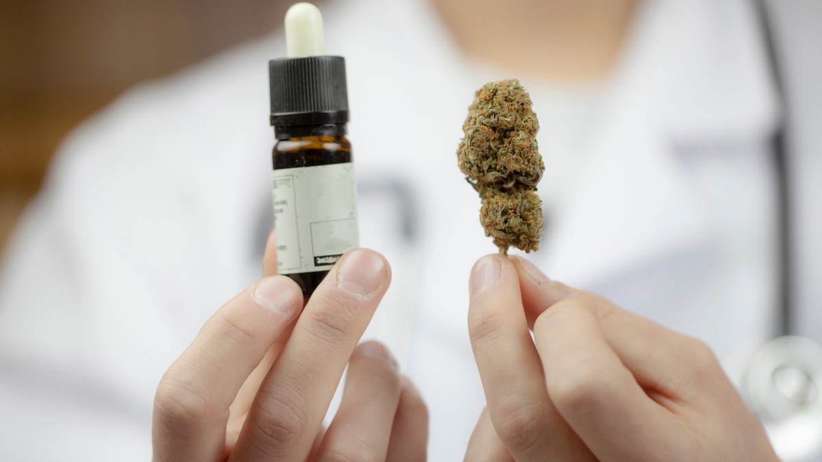 cbd-oil-benefits-side-effects-and-is-it-legal-in-australia