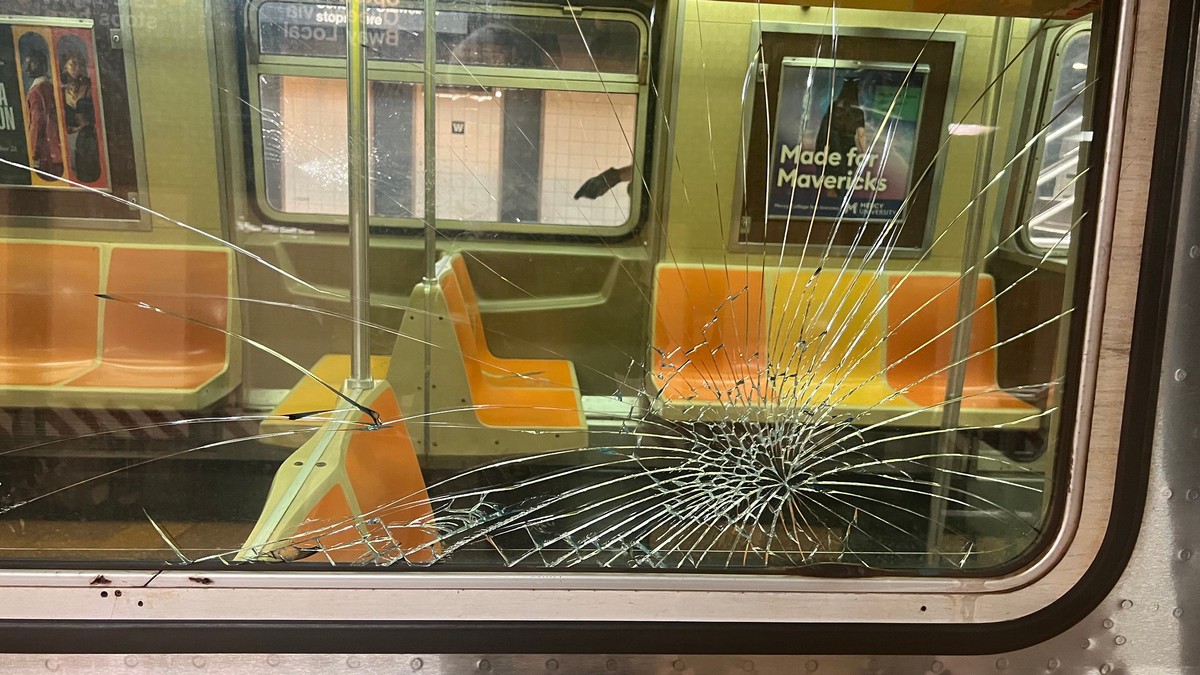 78 vitres de wagons du métro de New York brisées pendant la nuit, provoquant des retards dans toute la ville
