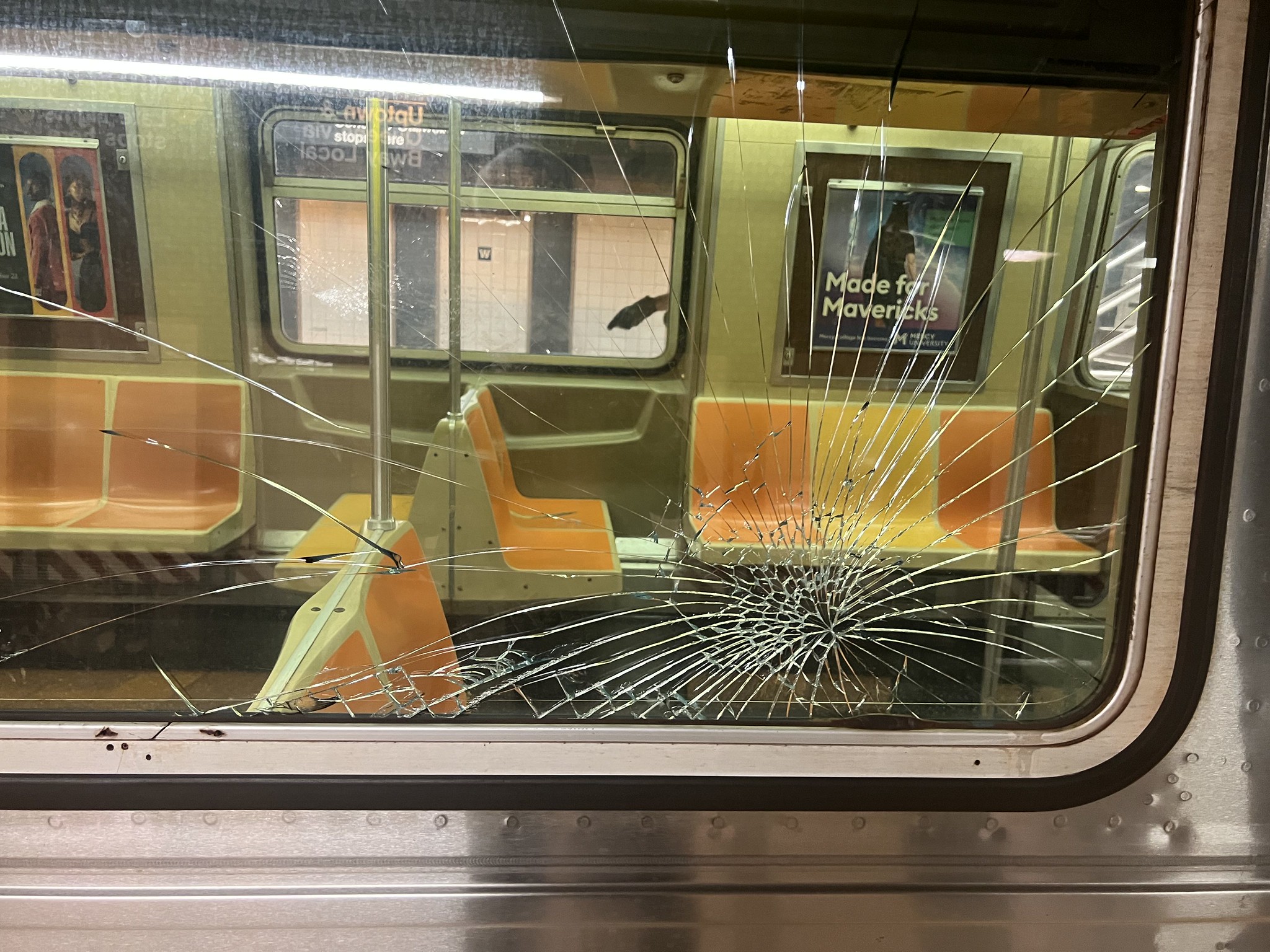 78 vitres de wagons du métro de New York brisées pendant la nuit, provoquant des retards dans toute la ville