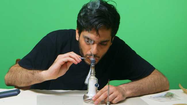 How to Smoke Hash With a Bong