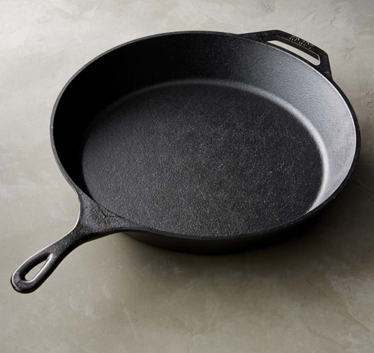 Уход за чугунной сковородой. Round frying Pan Cast Iron. Lodge Cast Iron Supreme сковорода. Чугунная сковородка серая. Iron Profi сковорода.