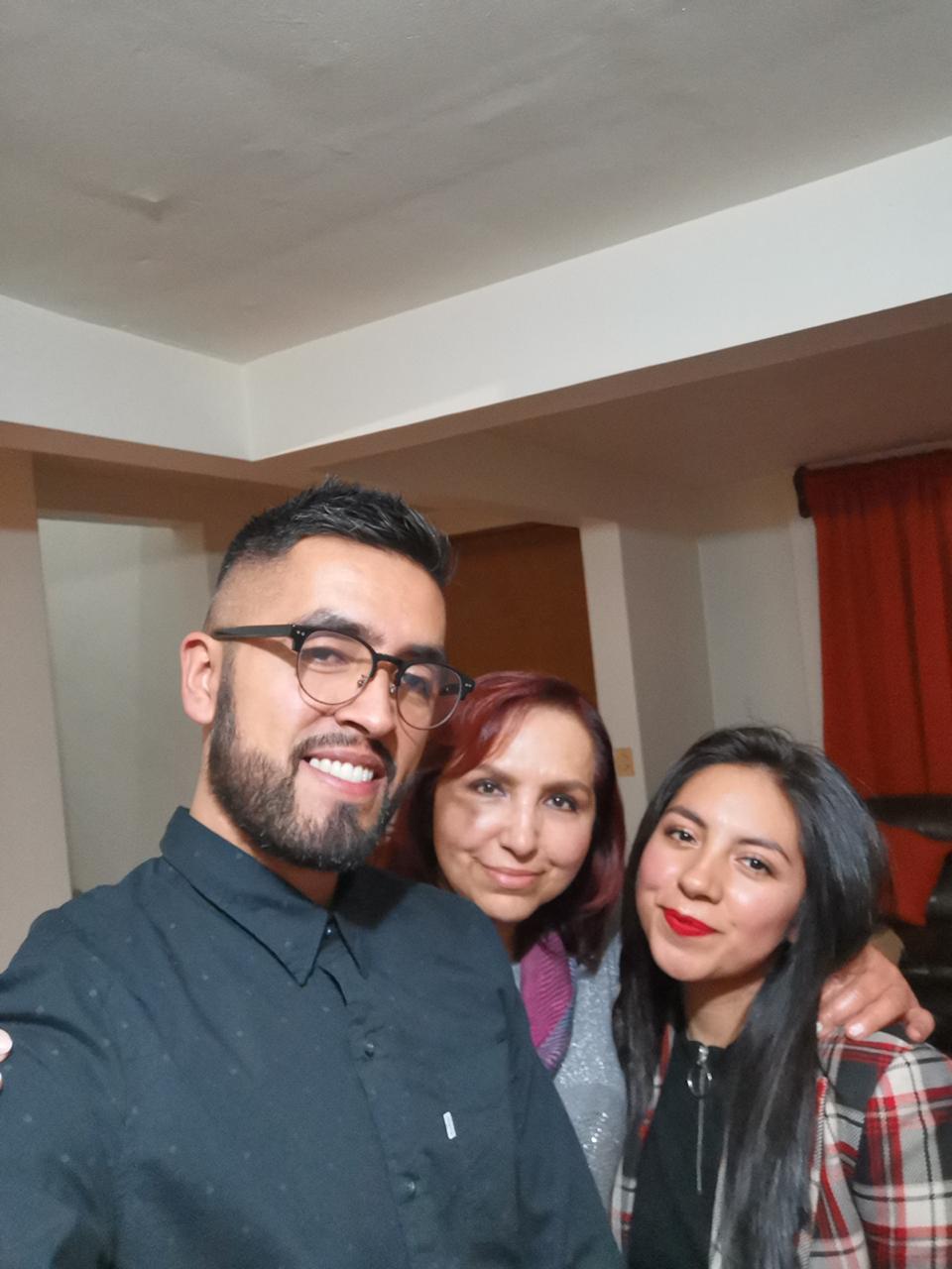 1581506364846-Alan-y-su-madre-y-hermana-1