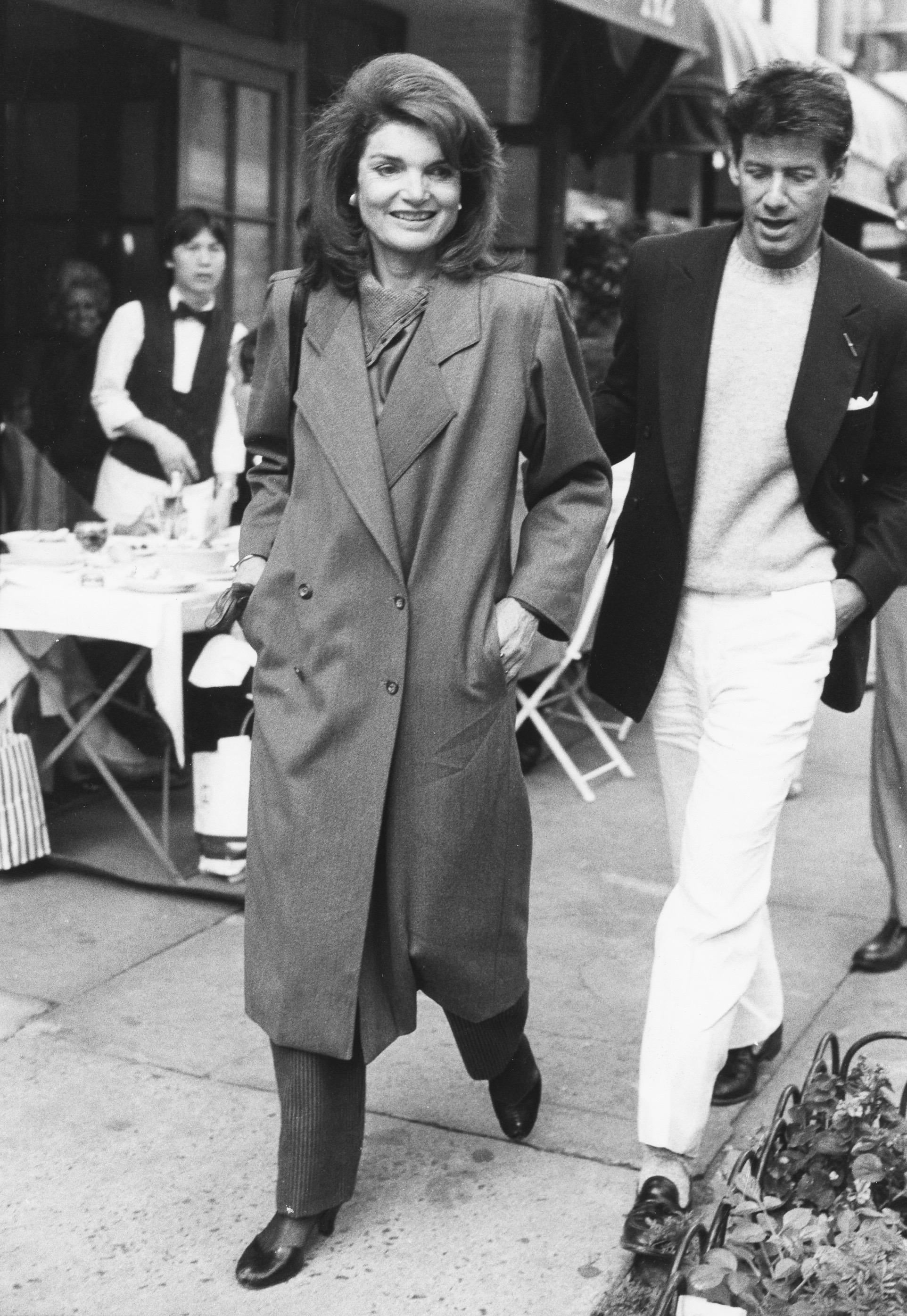 1581790315617-4-Jacqueline-Kennedy-Onassis-and-Calvin-Klein-THE-TIMES-OF-BILL-CUNNINGHAM-Courtesy-of-Greenwich-Entertainment