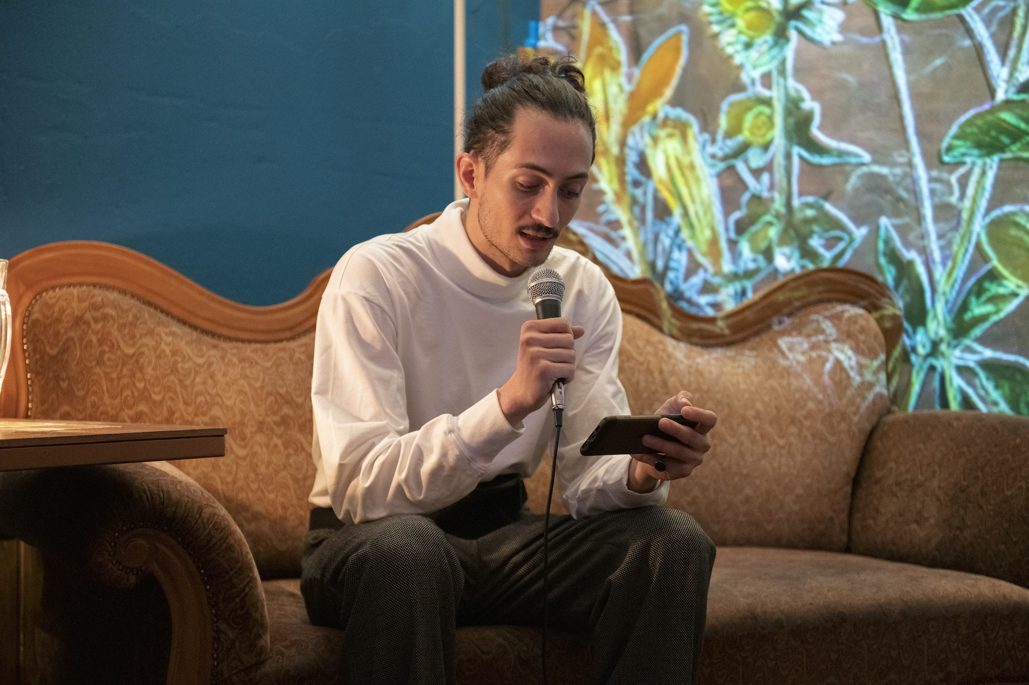 Arturo liest seine Erfahrung von seinem Smartphone ab