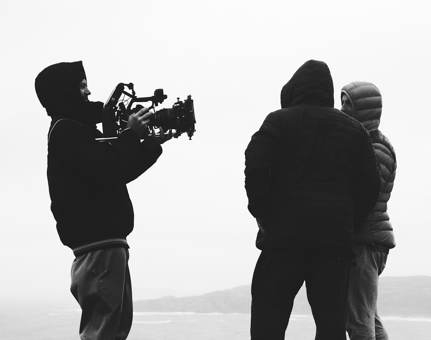 Der Big-Wave-Filmer Alexander Triebel filmt zwei Surfer