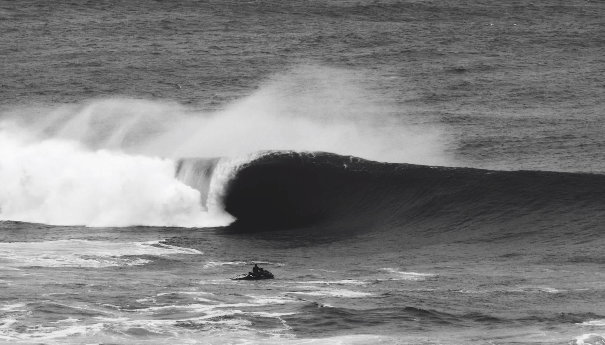 Der Big-Wave-Filmer Alex vor einer Welle