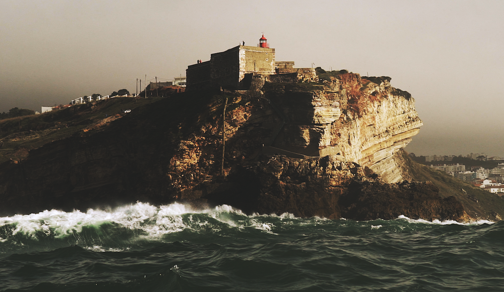 Die Klippe und der Leuchtturm von Nazaré