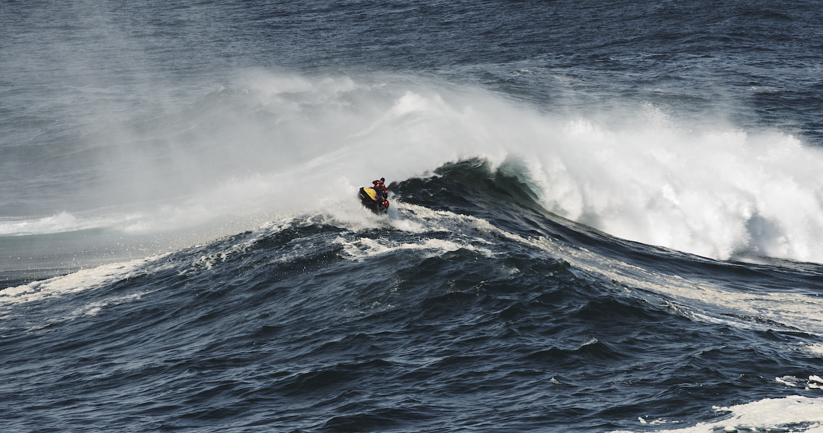 Die Surfer Ross-Clarke Jones und Axi Muniain in den Wellen von Galicien