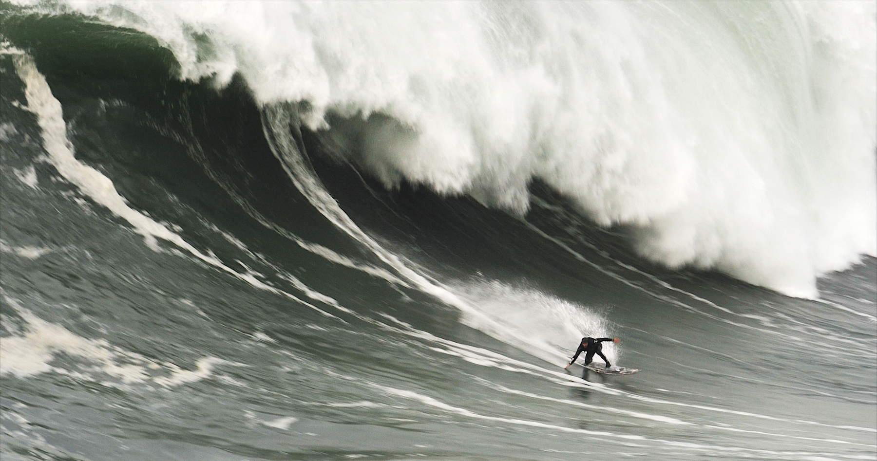 Der Big-Wave-Surfer Alex Bothelo in Nazaré