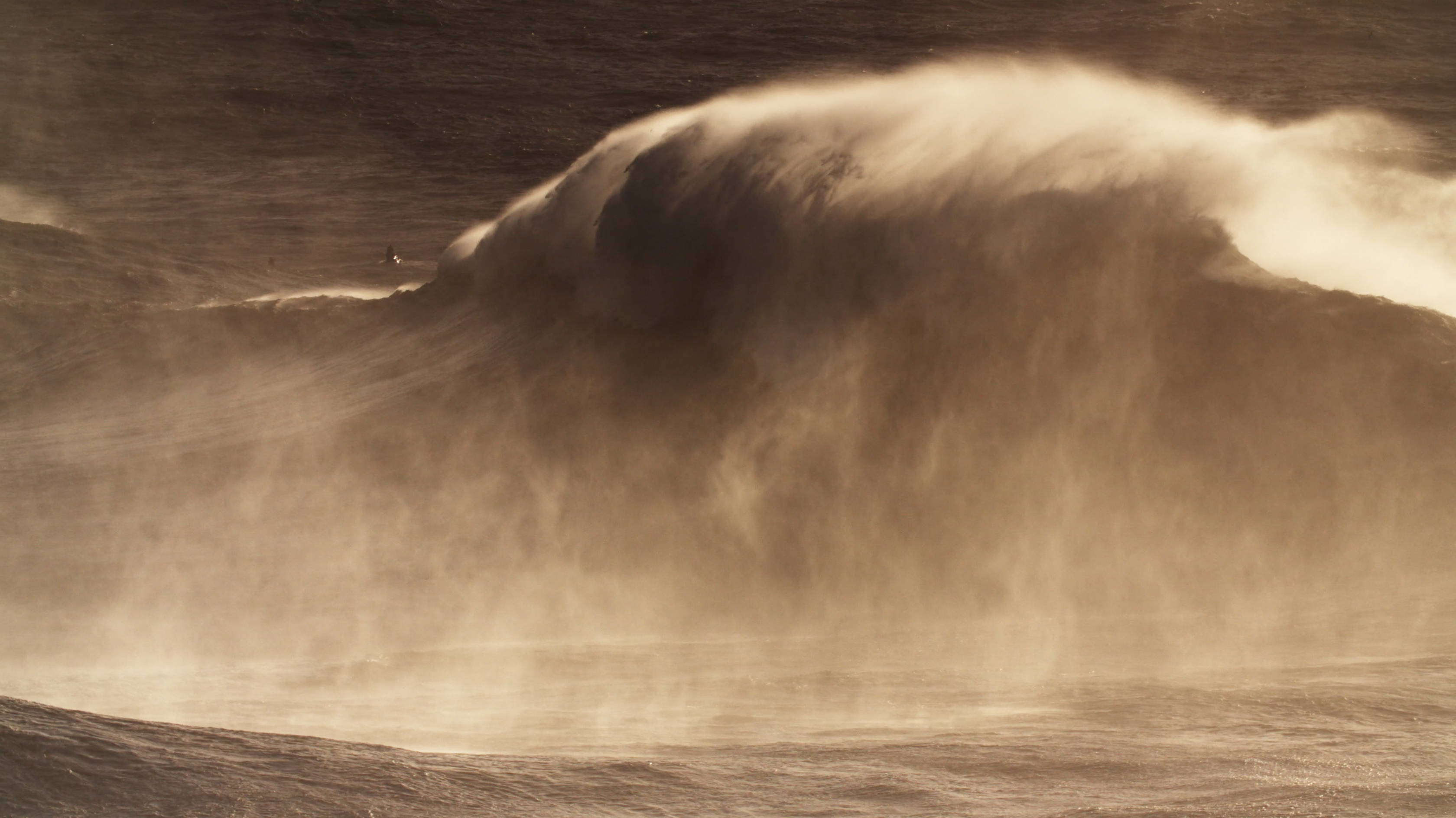 Eine Riesenwelle bricht vor Nazaré