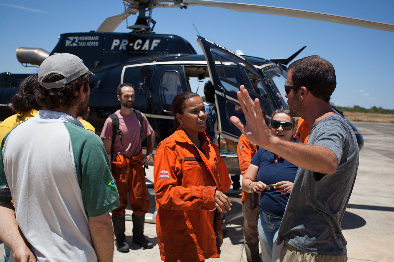 Marta Ferrera speaks with a helicopter crew in November 2015. She has a fear of heights, she said, and went in the helicopter once, but prefers to stay on the ground. Photo by Açony Santos
