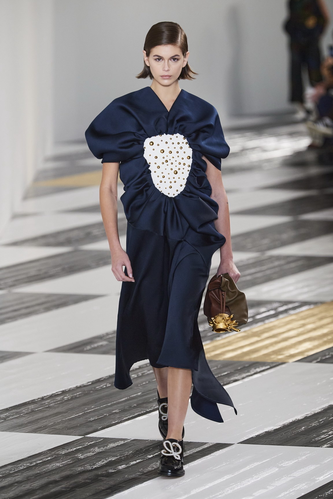 Review: Jonathan Anderson gives a masterclass in silhouette at Loewe AW20