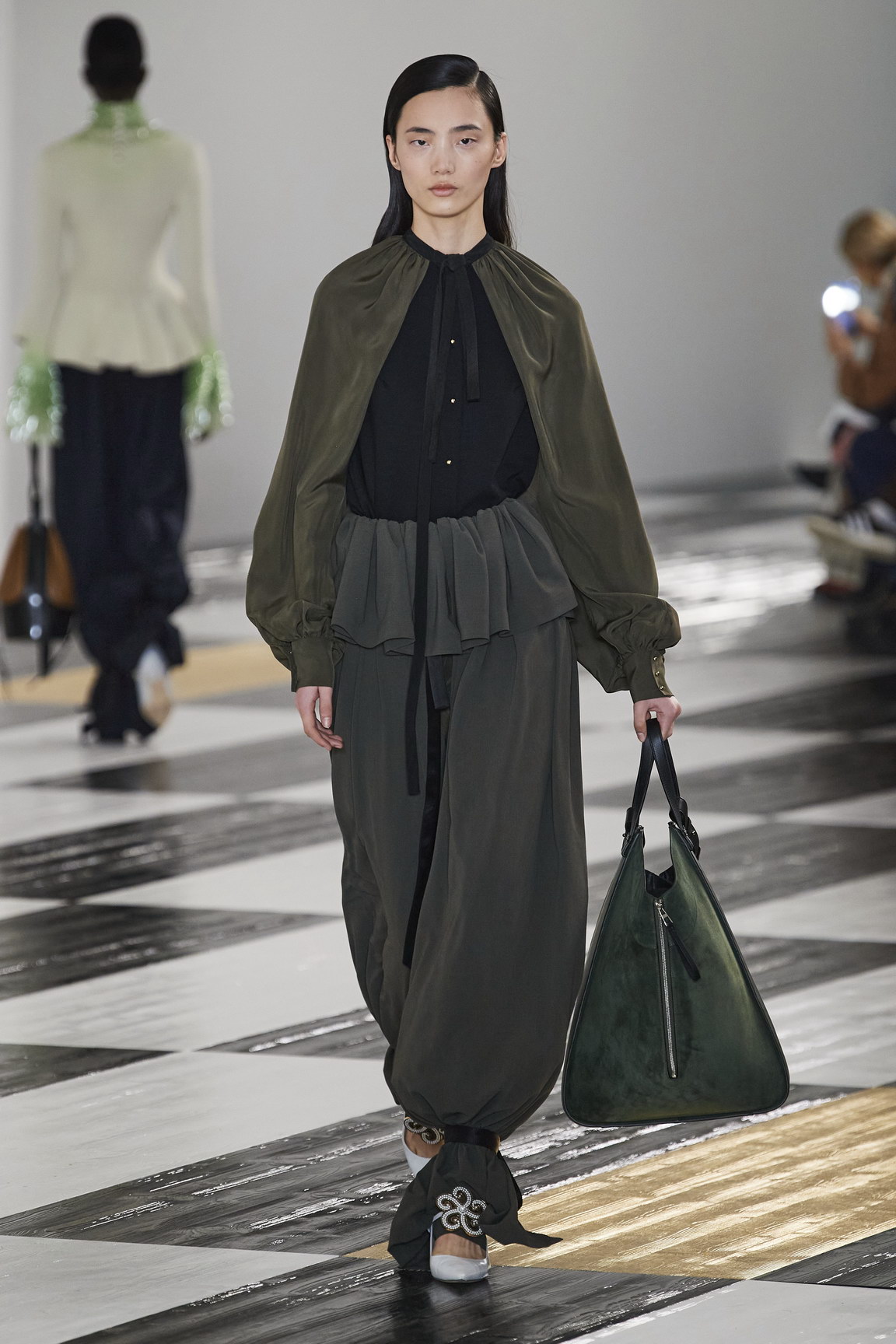 Review: Jonathan Anderson gives a masterclass in silhouette at Loewe AW20