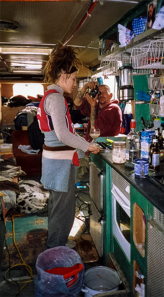 Eine Frau mit Dreadlocks steht in der Küche eines Wohnwagens