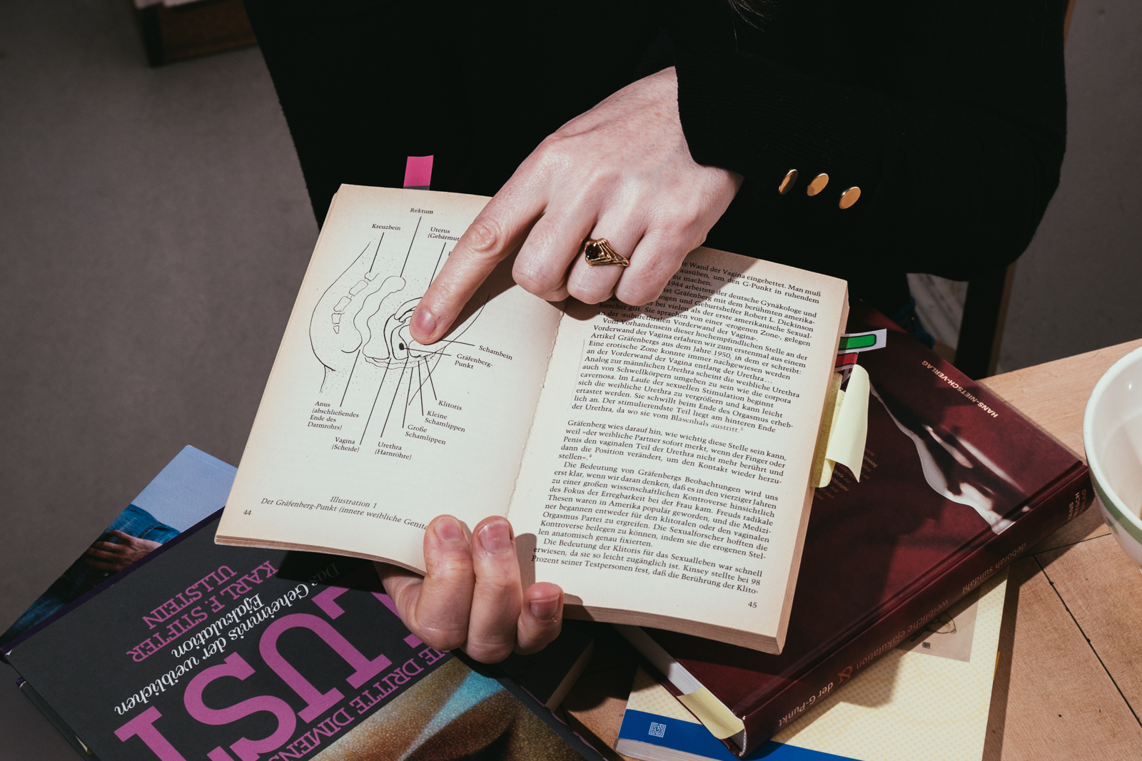 Stephanie Hardle zeigt in einem Buch das Schaubild einer Vagina