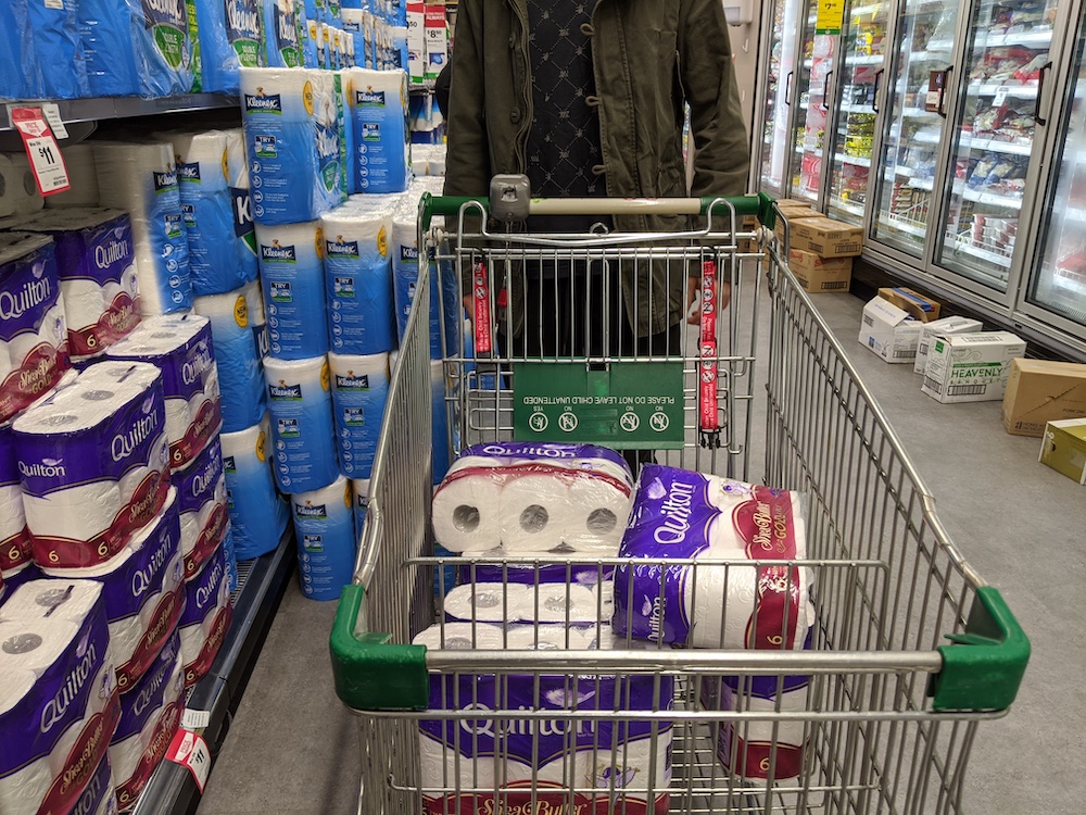 Hayden, 30 Jahre alt, mit seinem Einkaufswagen voll mit Klopapierpackungen