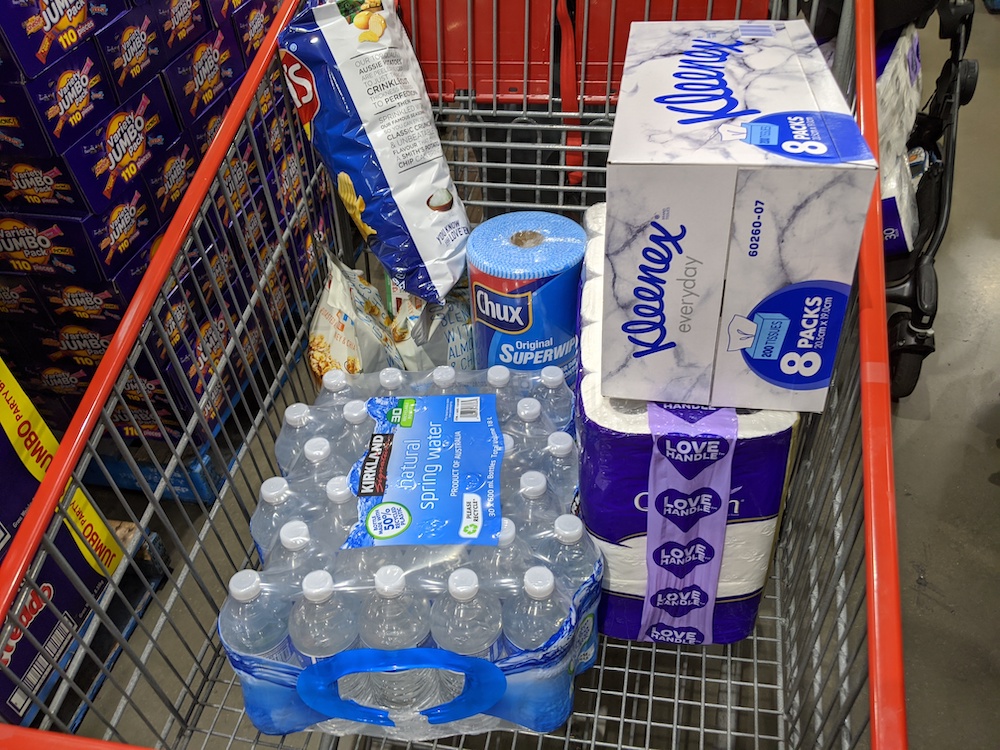 Jons Einkaufswagen mit Klopapier, Taschentüchern und Wasserflaschen