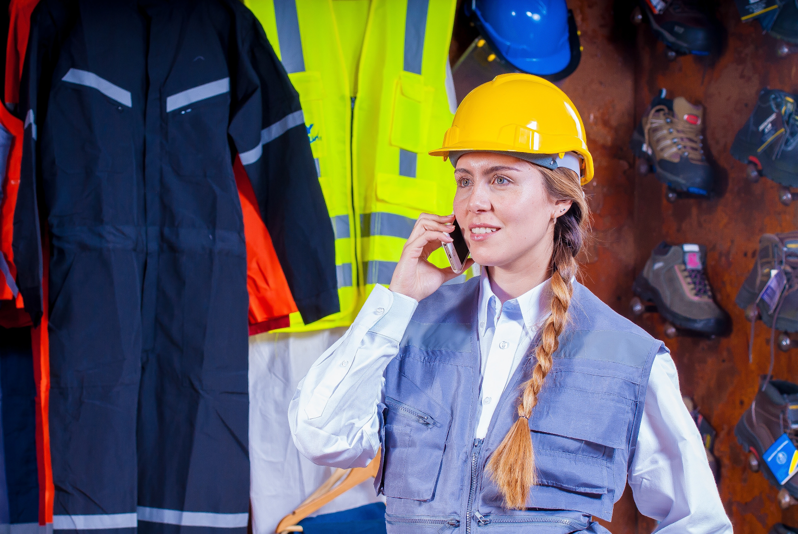 Female constructionworker calling