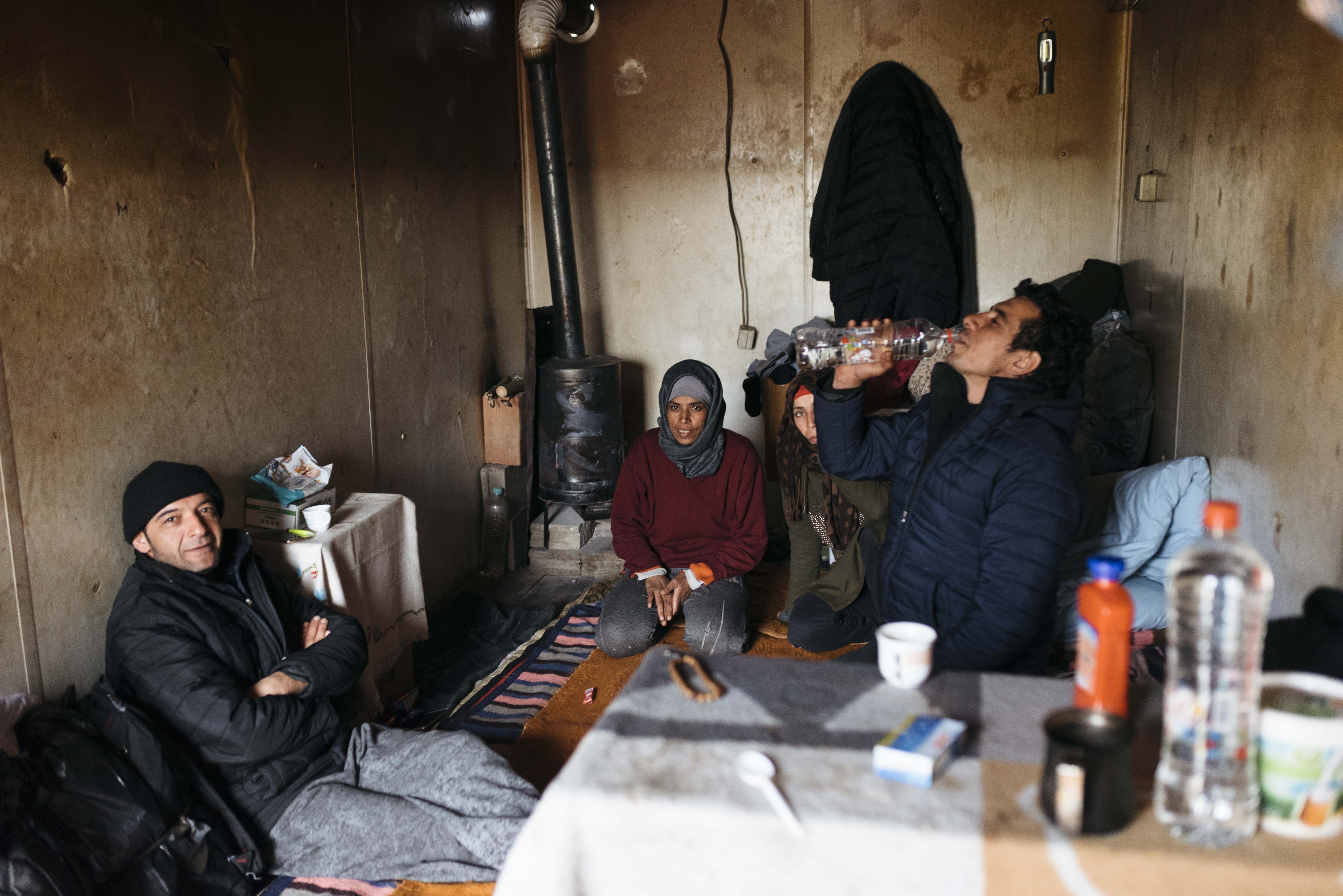 Geflüchtete leben in einem Container in der Nähe des offiziellen Camps in Velika Kladusa, Foto: Alexandra Stanic