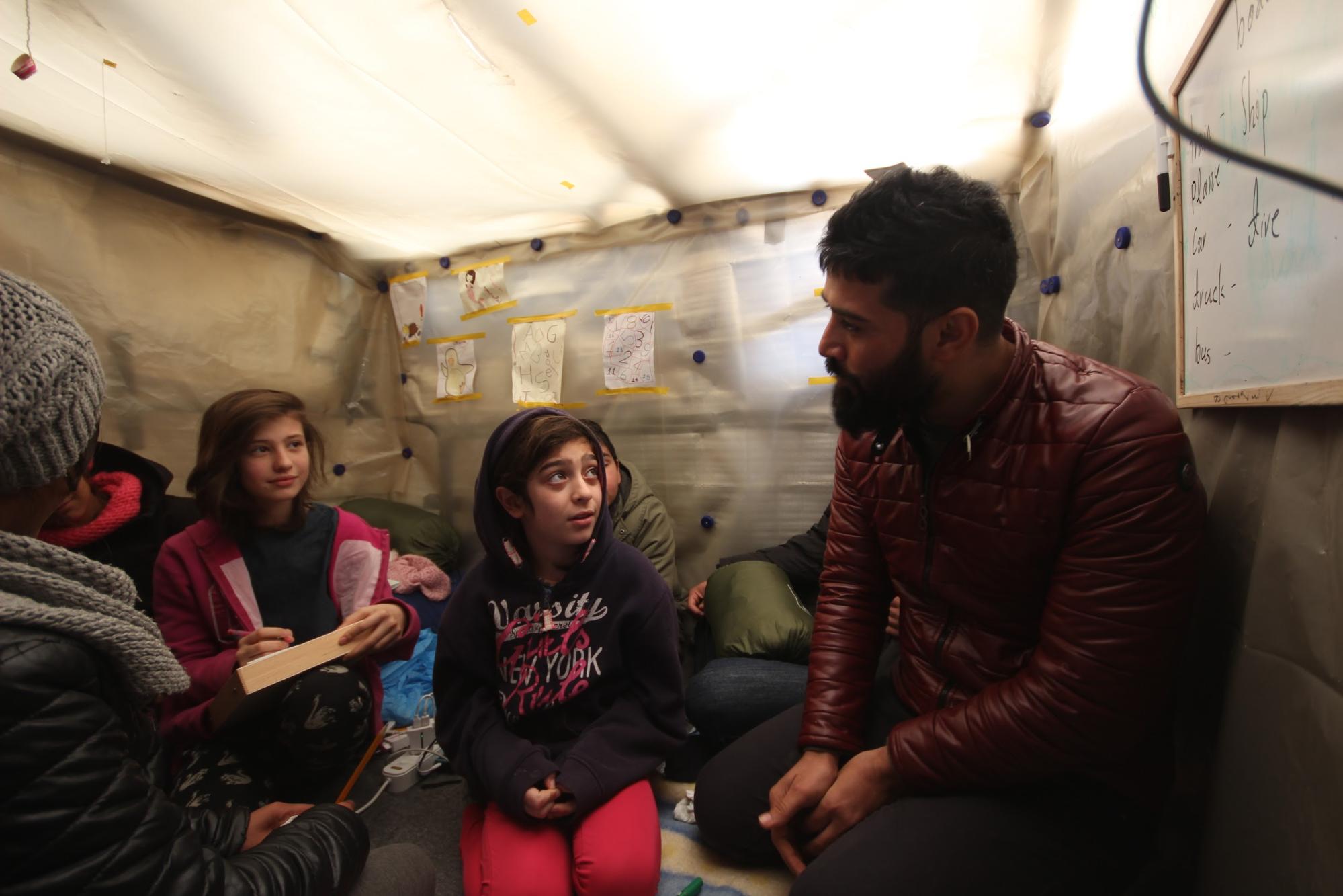Javad, seine Tochter Zahra und andere Kinder in einem Zelt