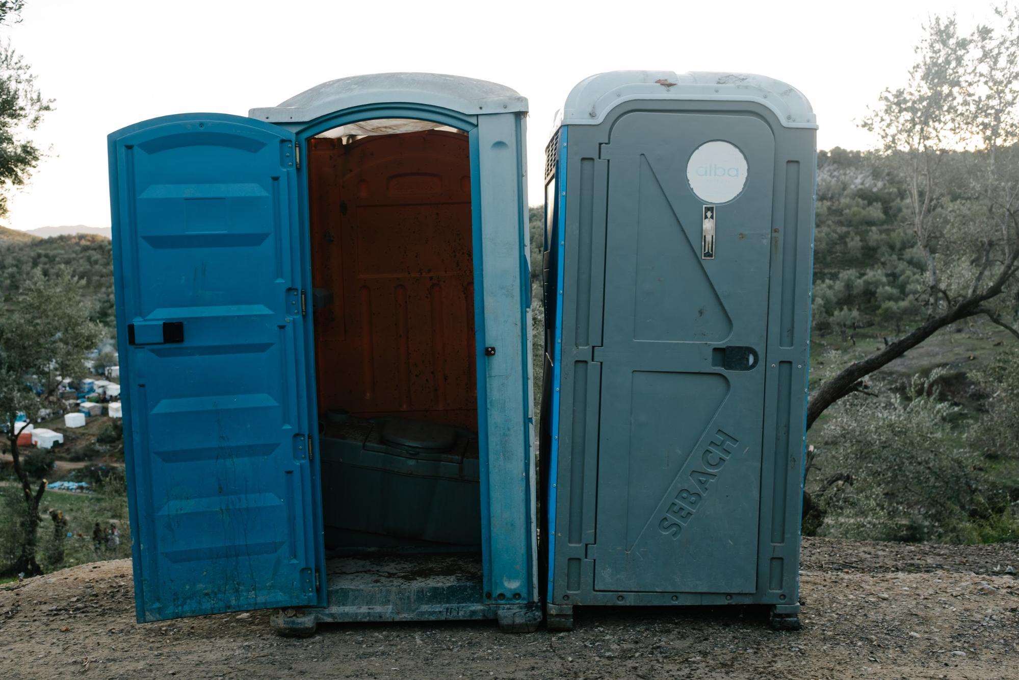 Zwei Dixi-Toiletten