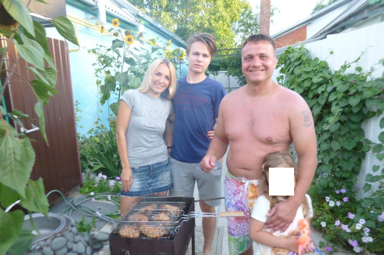 1584806753818-orlov-family-in-kirov-blur-or-crop-little-girl
