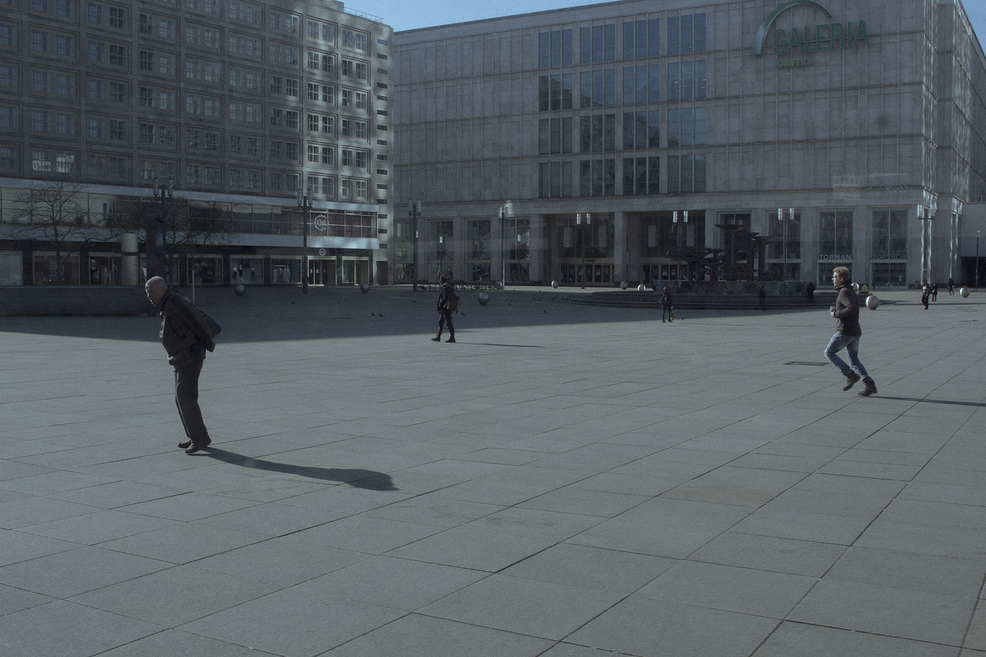 Der leere Alexanderplatz mit wenigen Menschen