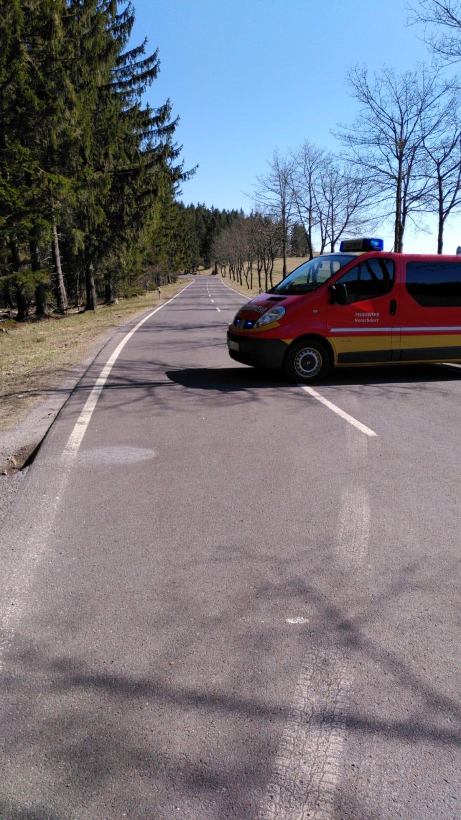 Ein Feuerwehrauto am Ortseingang von Neustadt am Rennsteig