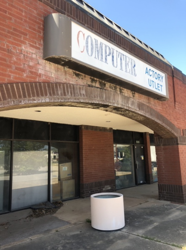 This Abandoned Computer Store Is a Time Capsule of Early 2000s Tech