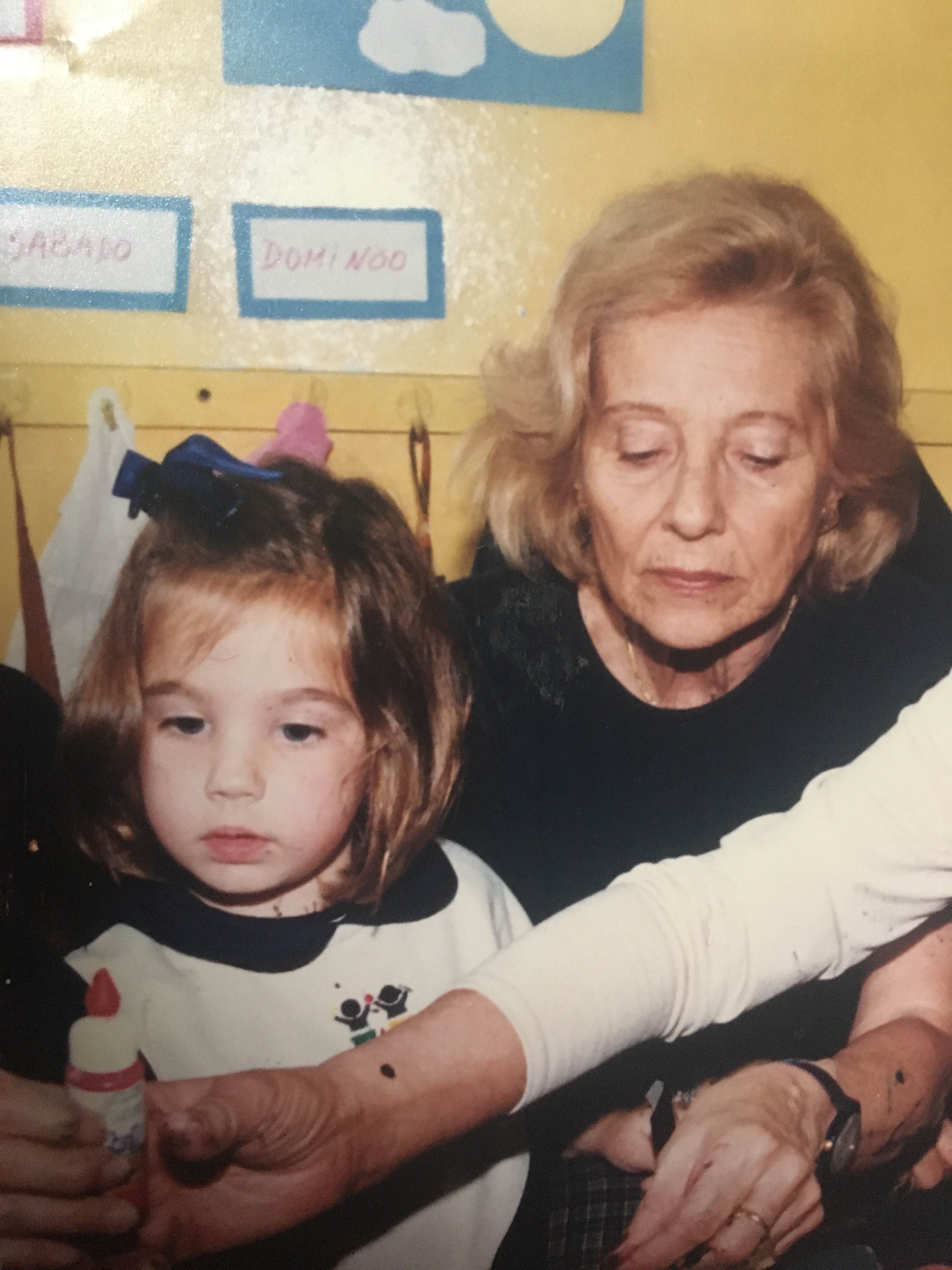 niña y abuela