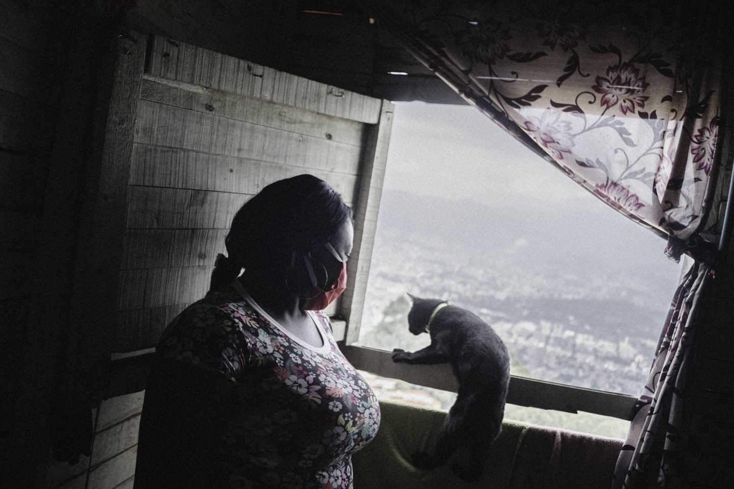 Mujer tapabocas ventana gato