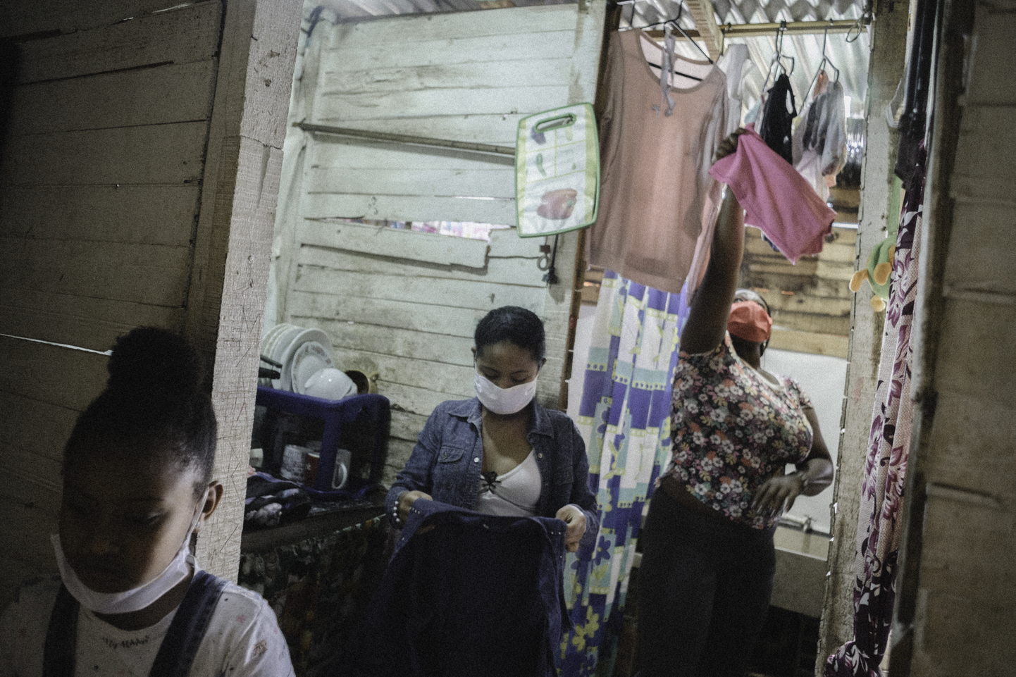 Mujer e hijas casa tapabocas