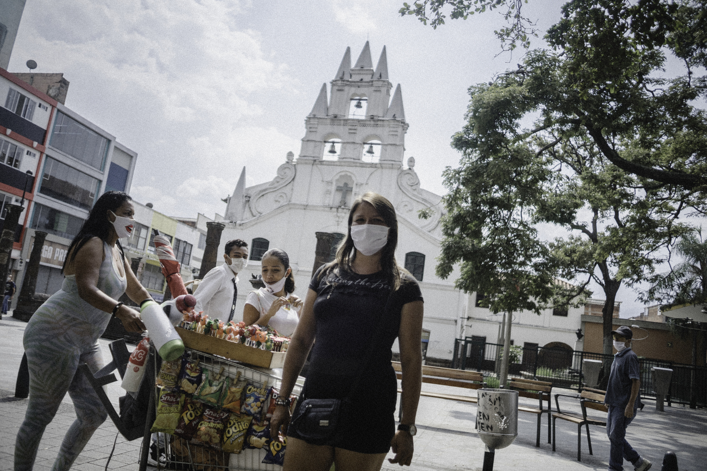 mujer iglesia dulces tapabocas