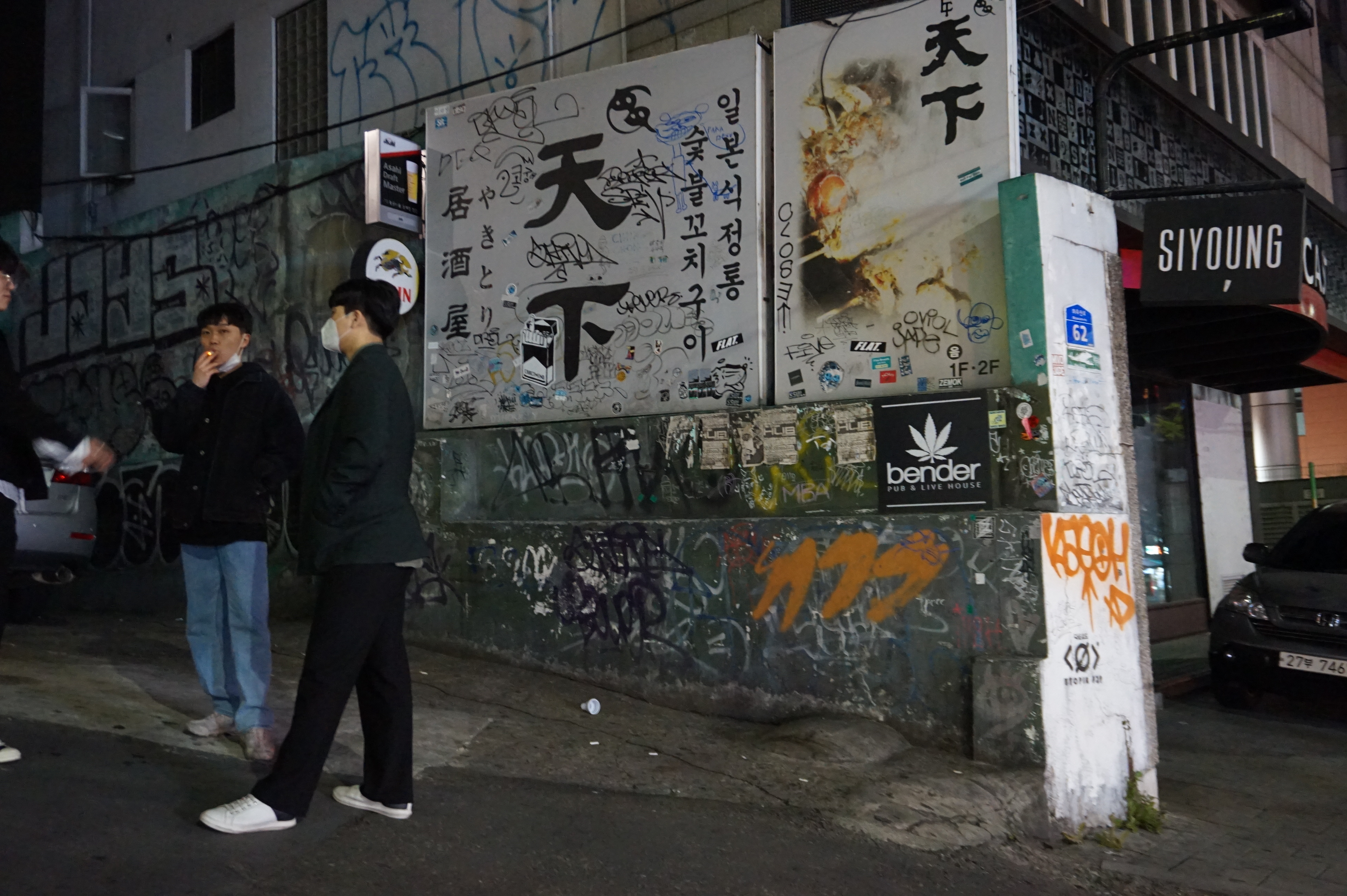 Spanduk bergambar ganja di jalanan Hongdae yang kental akan budaya anak muda.