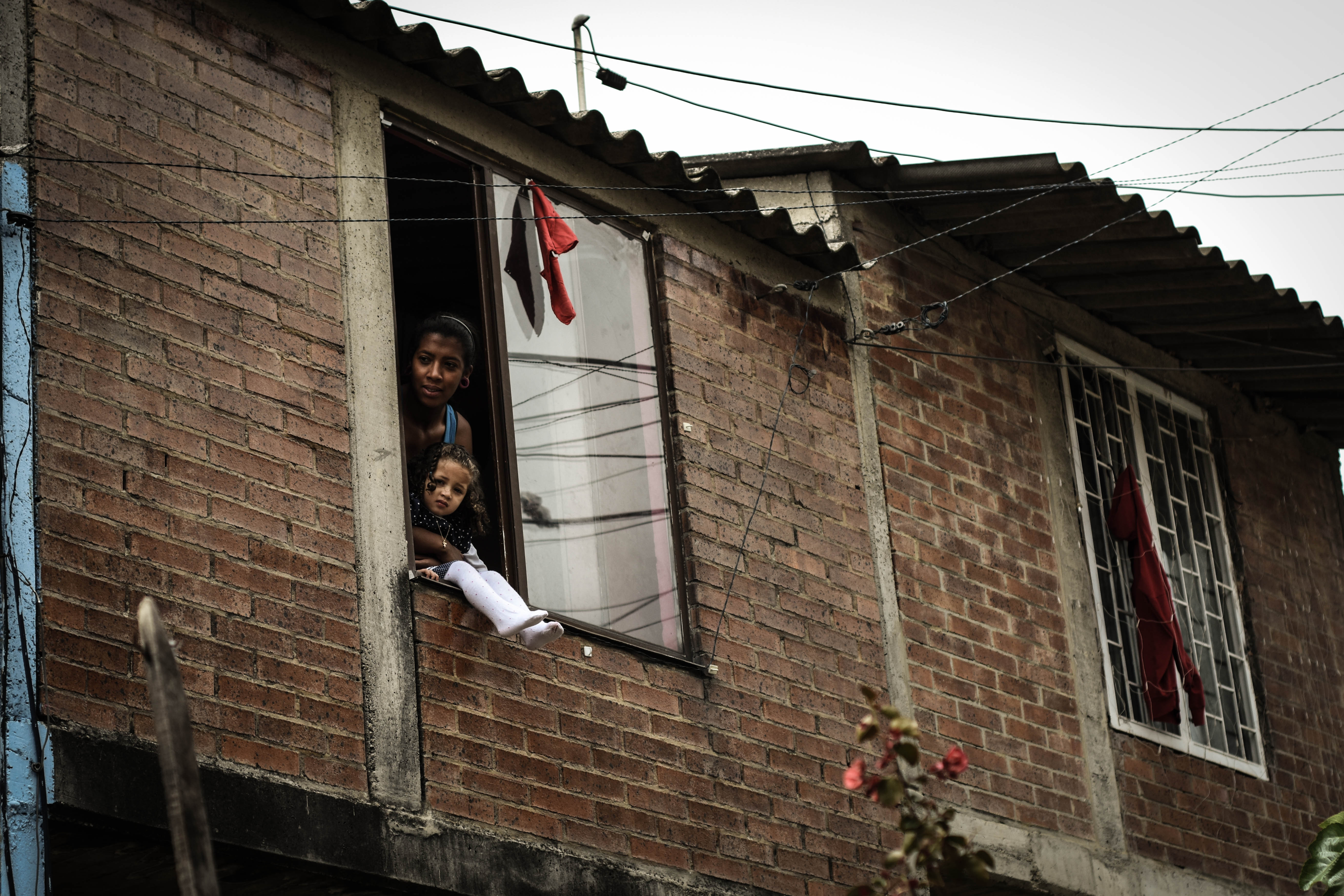 ventana trapos rojos 