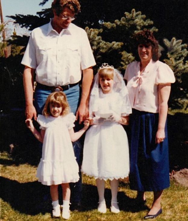 Die Autorin als Kind in einem weißen Kleid mit ihrer kleinen Schwester und ihren Eltern