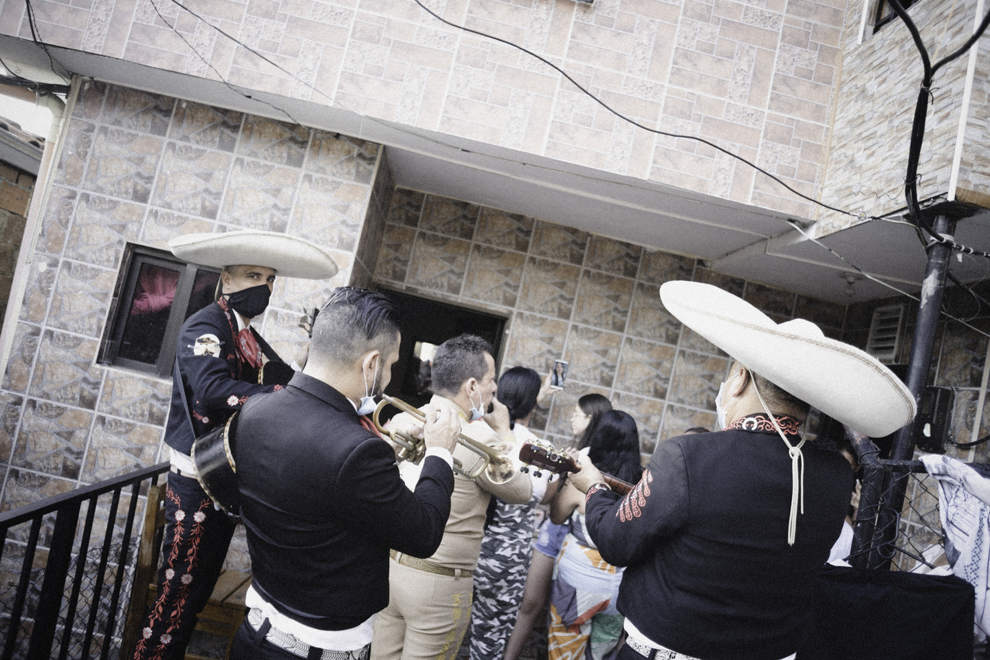 Mariachi afuera de casa