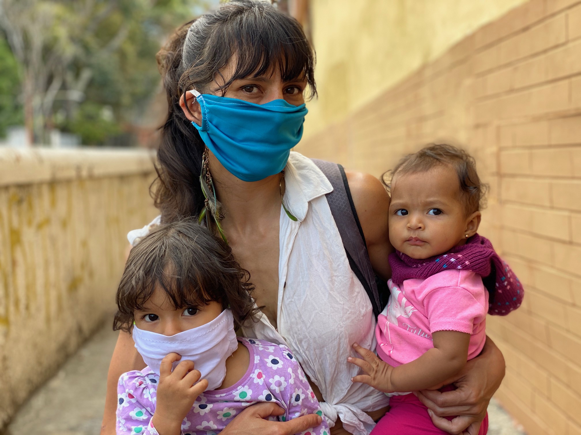 Mujer tapabocas dos hijas