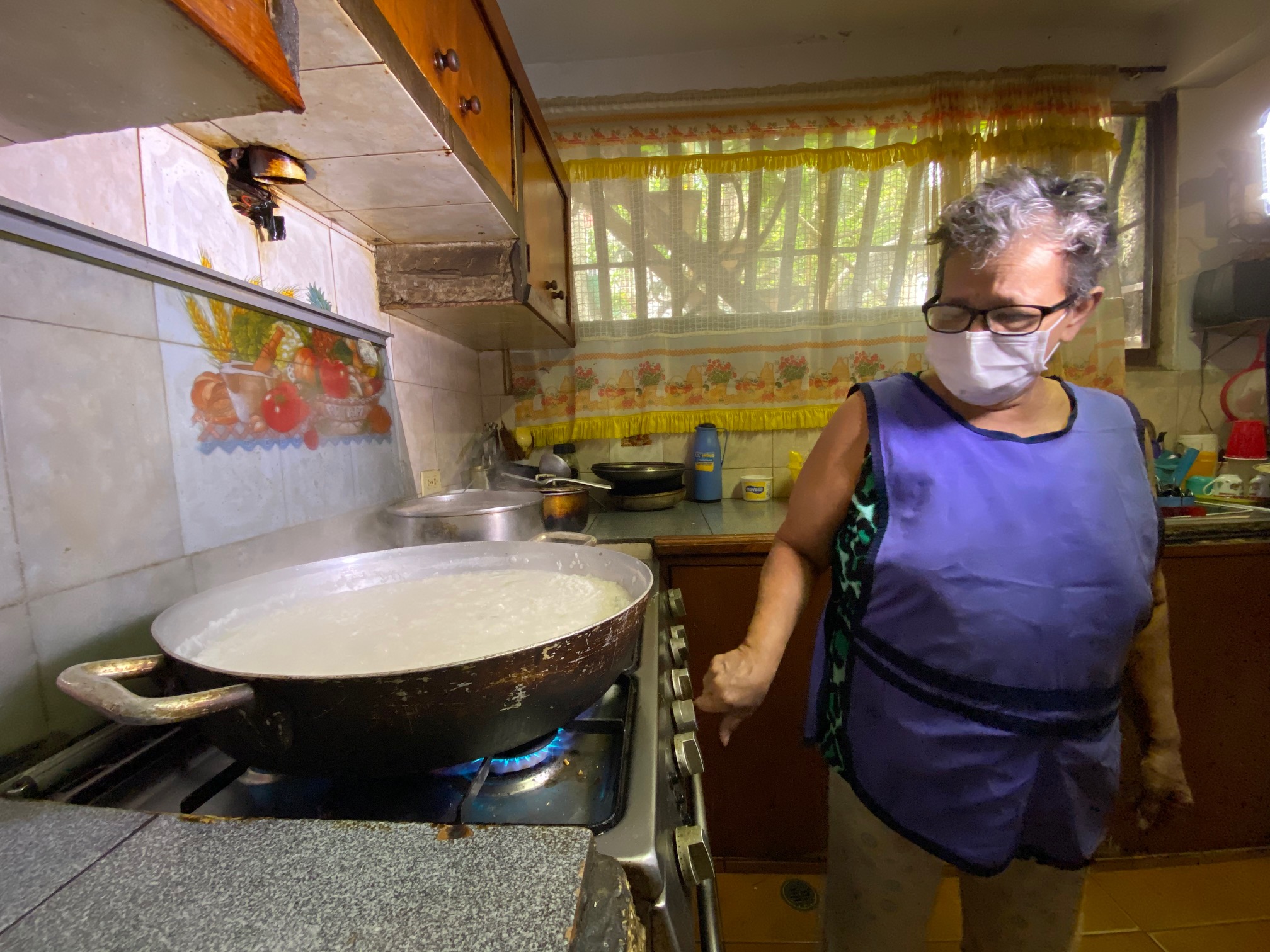 Mujer cocinando olla grande