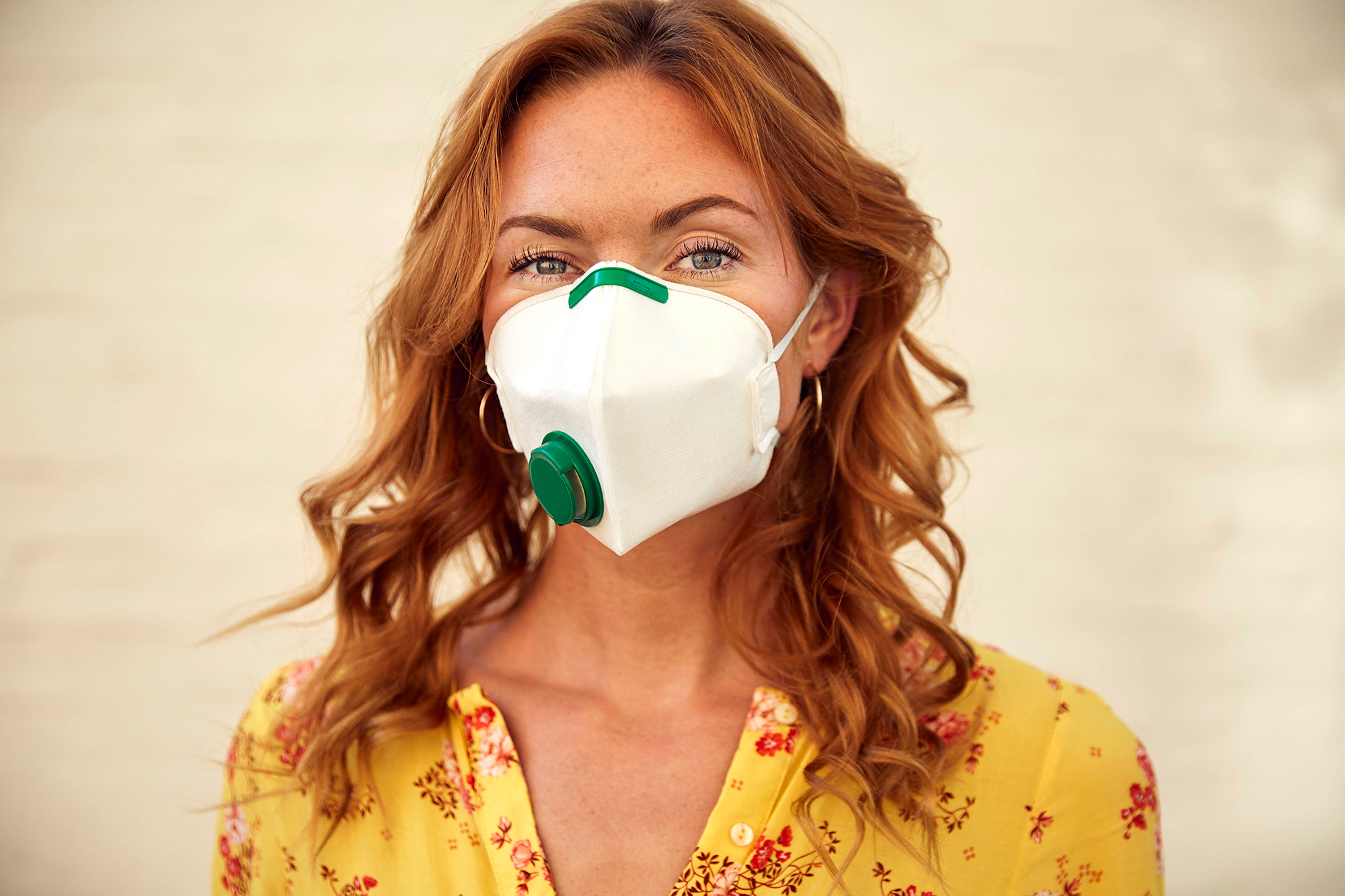 Eine Frau mit einer FFP-2 Maske