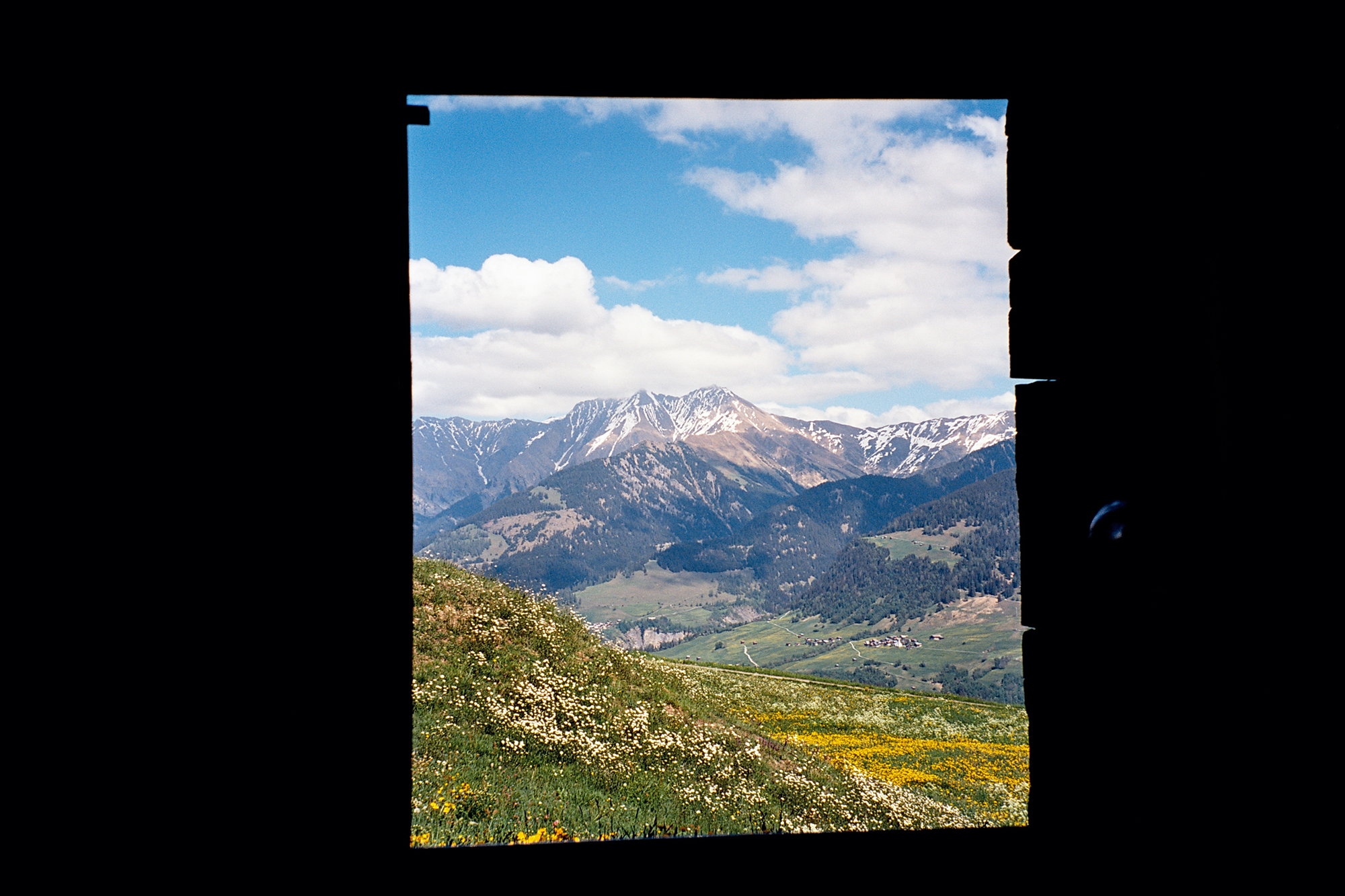 Blick aus der Hütte auf eine Berglandschaft