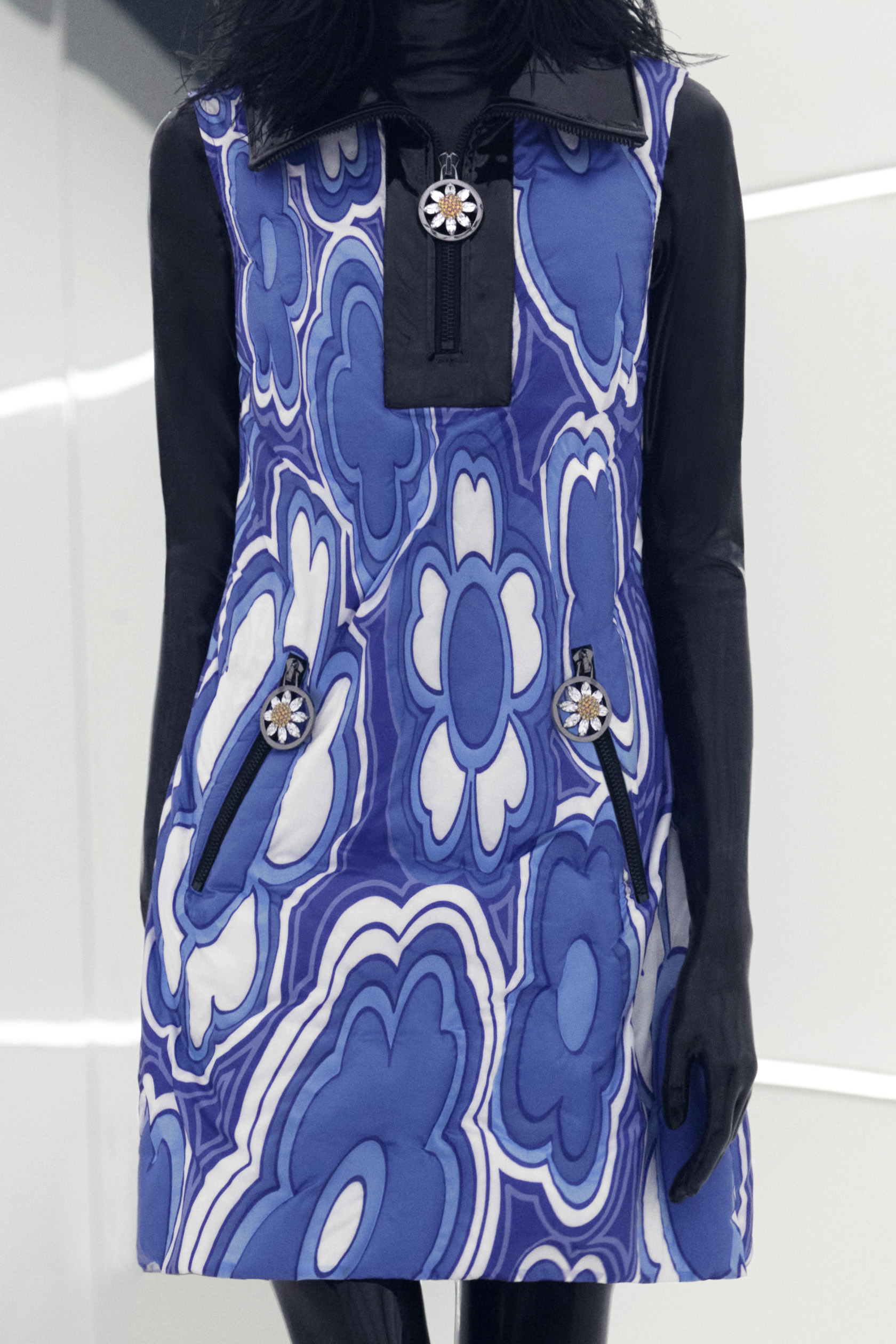1590683707904-8-MONCLER-RICHARD-QUINN_DETAILS-IMAGES-25