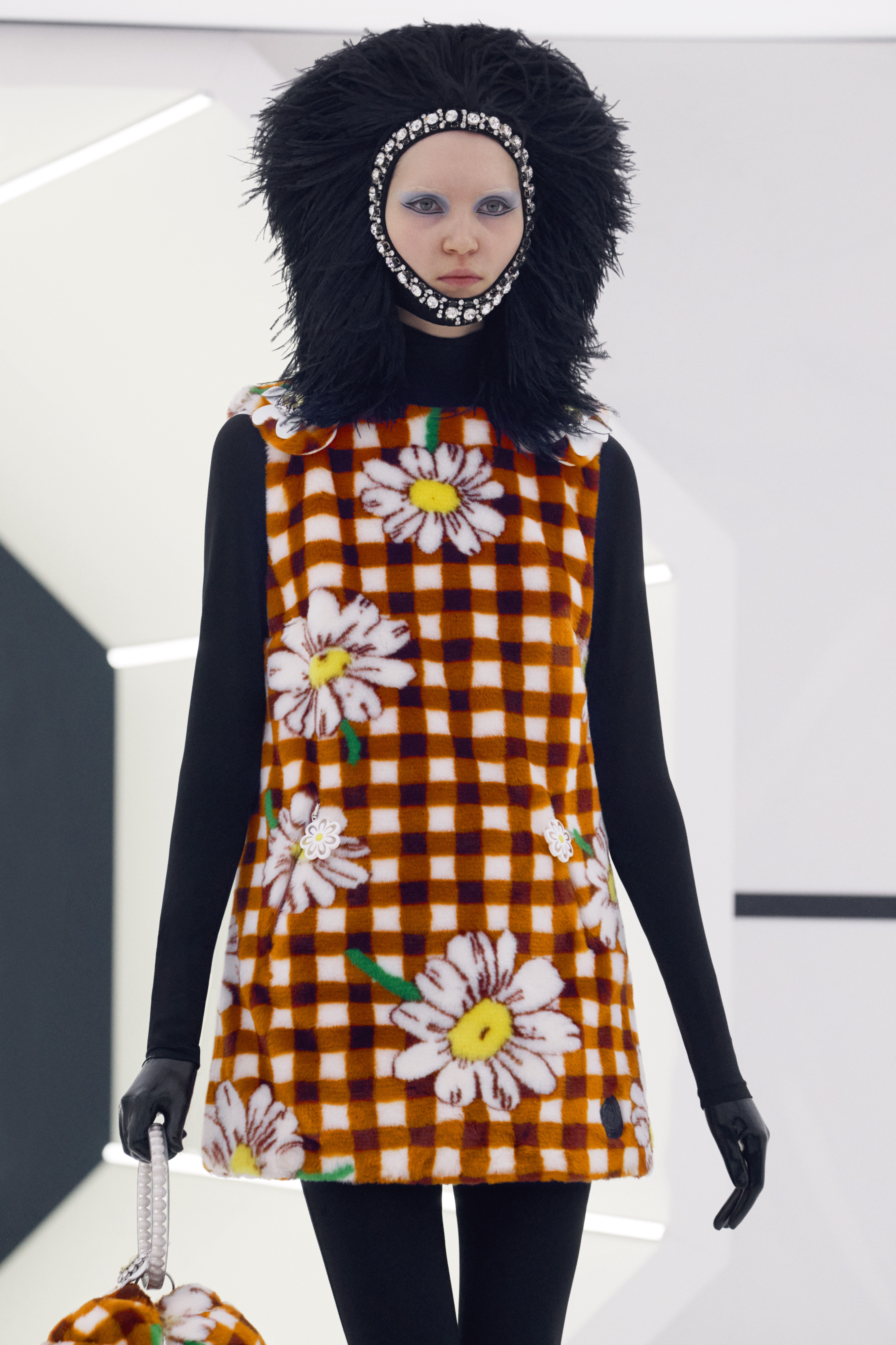1590683742837-8-MONCLER-RICHARD-QUINN_DETAILS-IMAGES-17